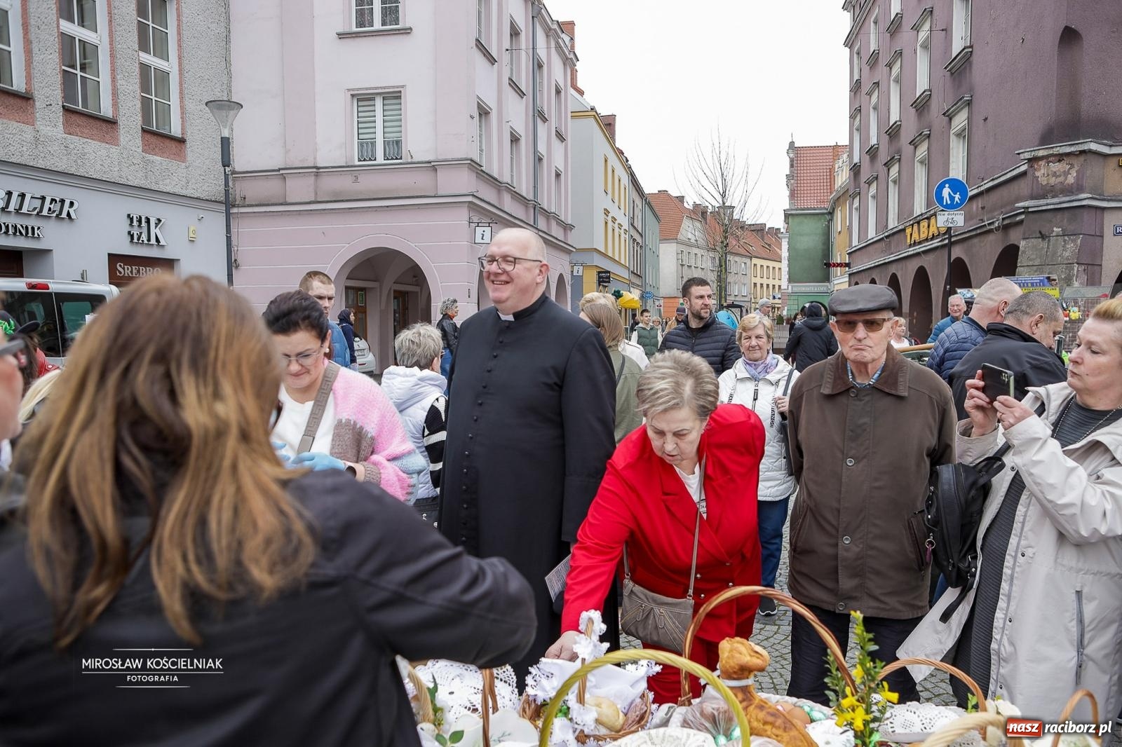 Zdjęcie w galerii na portalu naszraciborz.pl: Święcenie pokarmów wielkanocnych na raciborskim rynku [FOTO i WIDEO] wiadomości z regionu