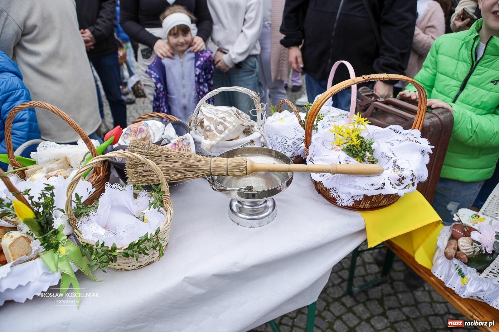 Zdjęcie w galerii na portalu naszraciborz.pl: Święcenie pokarmów wielkanocnych na raciborskim rynku [FOTO i WIDEO] wiadomości z regionu