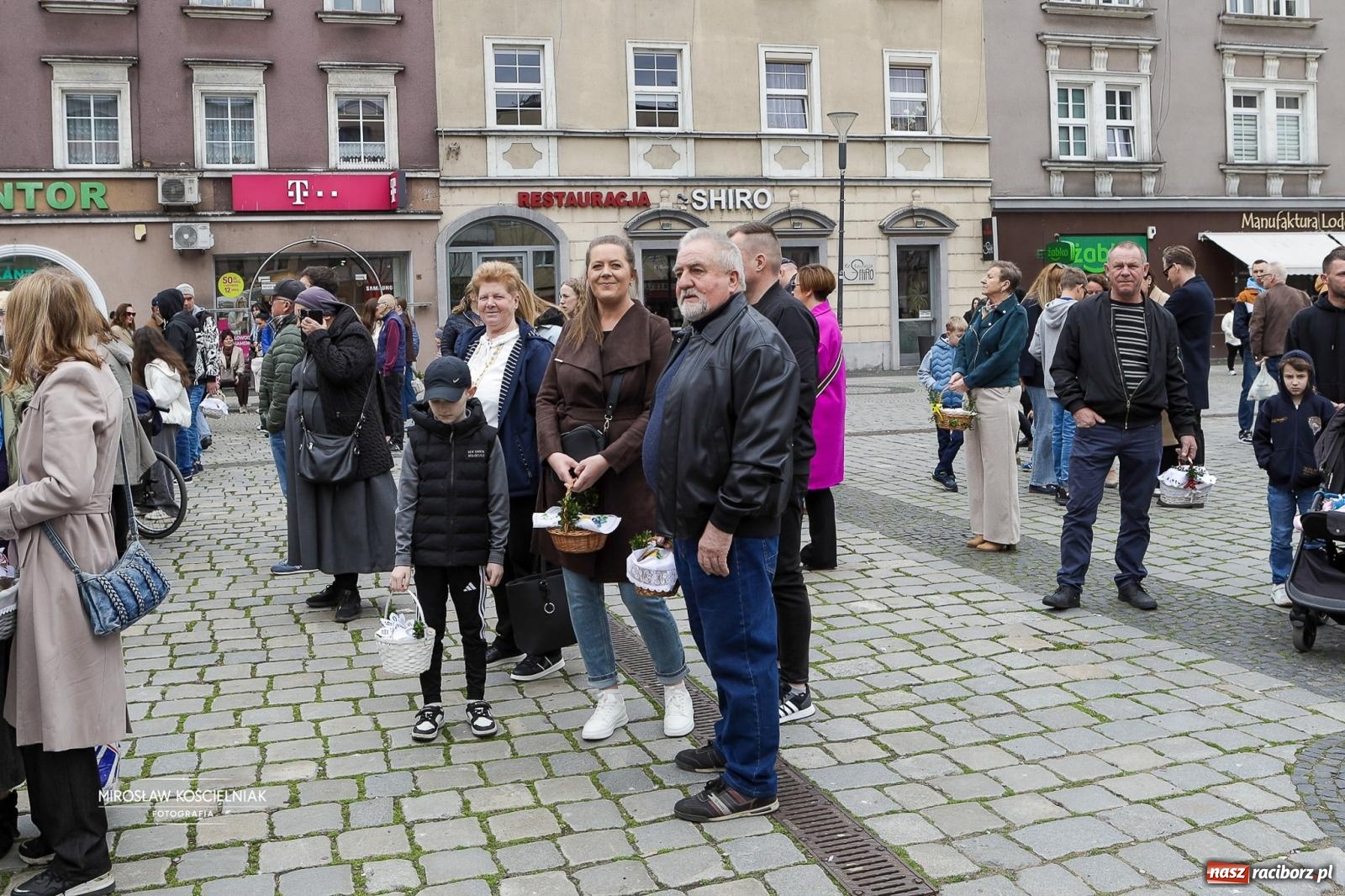 Zdjęcie w galerii na portalu naszraciborz.pl: Święcenie pokarmów wielkanocnych na raciborskim rynku [FOTO i WIDEO] wiadomości z regionu