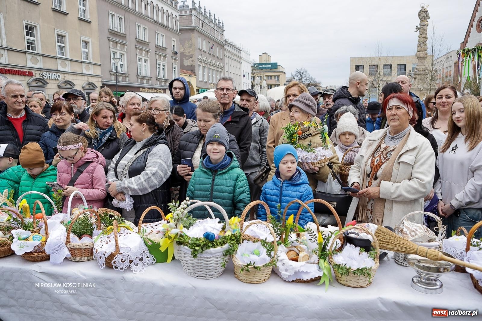 Zdjęcie w galerii na portalu naszraciborz.pl: Święcenie pokarmów wielkanocnych na raciborskim rynku [FOTO i WIDEO] wiadomości z regionu