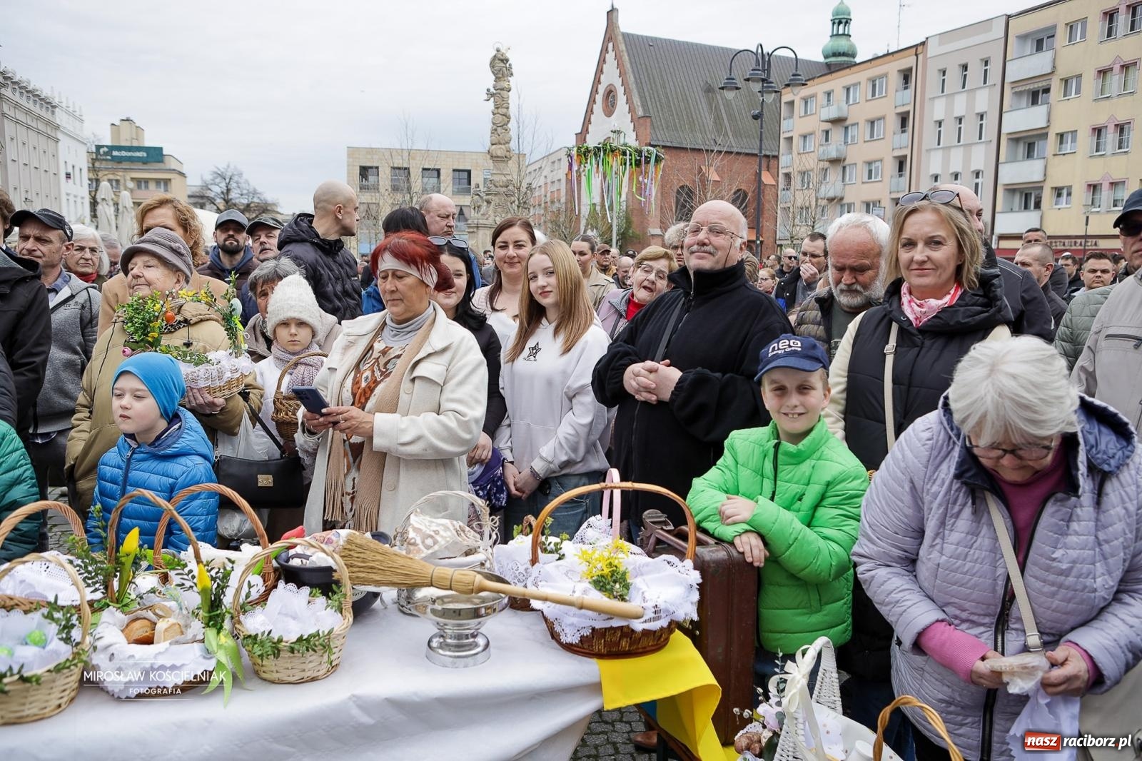 Zdjęcie w galerii na portalu naszraciborz.pl: Święcenie pokarmów wielkanocnych na raciborskim rynku [FOTO i WIDEO] wiadomości z regionu