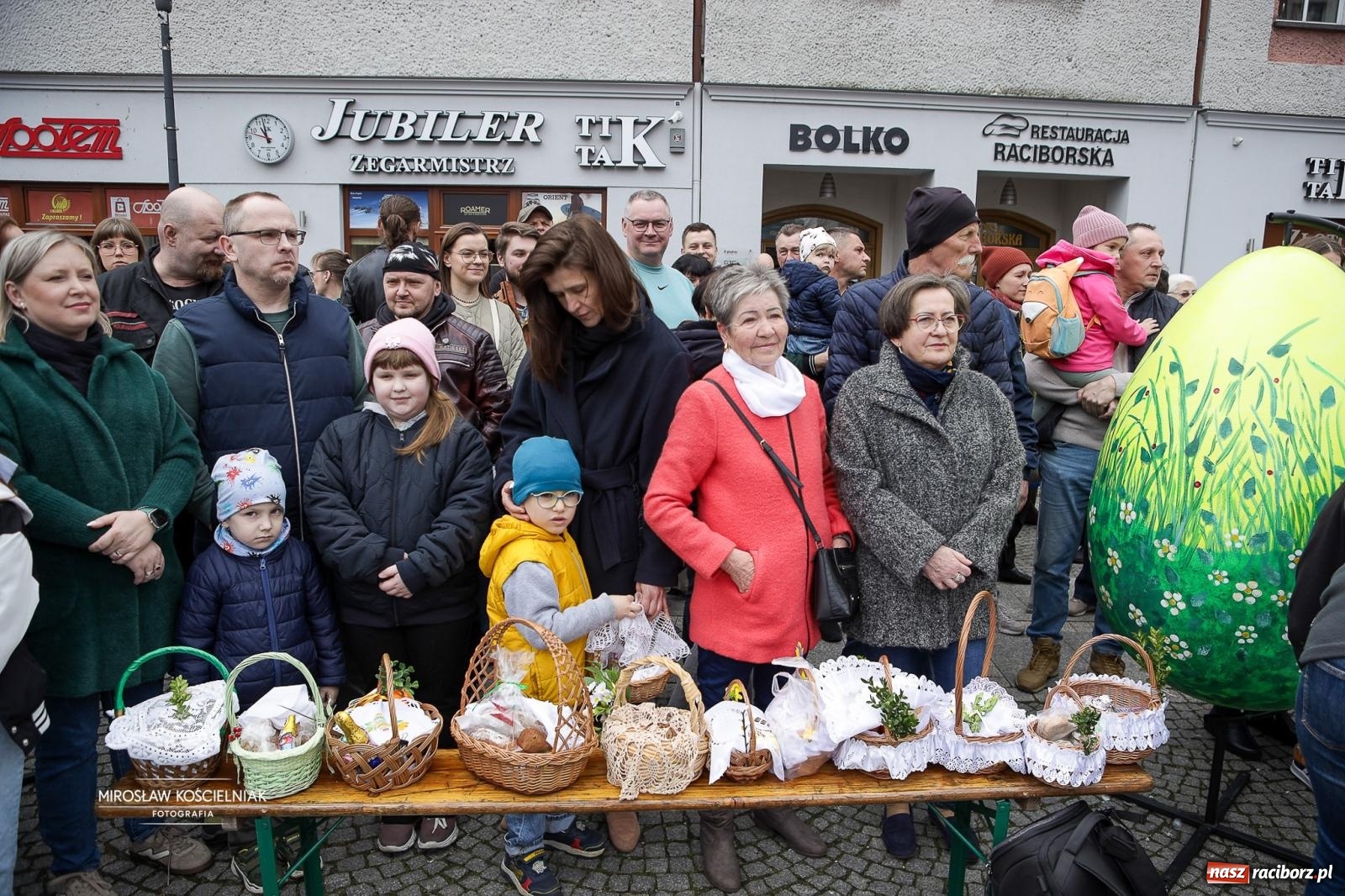 Zdjęcie w galerii na portalu naszraciborz.pl: Święcenie pokarmów wielkanocnych na raciborskim rynku [FOTO i WIDEO] wiadomości z regionu