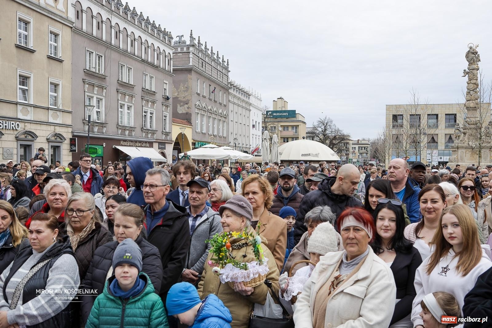 Zdjęcie w galerii na portalu naszraciborz.pl: Święcenie pokarmów wielkanocnych na raciborskim rynku [FOTO i WIDEO] wiadomości z regionu