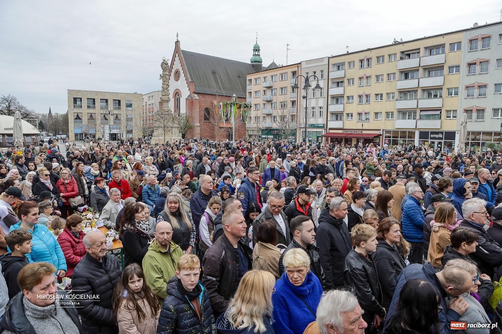 Zdjęcie w galerii na portalu naszraciborz.pl: Święcenie pokarmów wielkanocnych na raciborskim rynku [FOTO i WIDEO] wiadomości z regionu