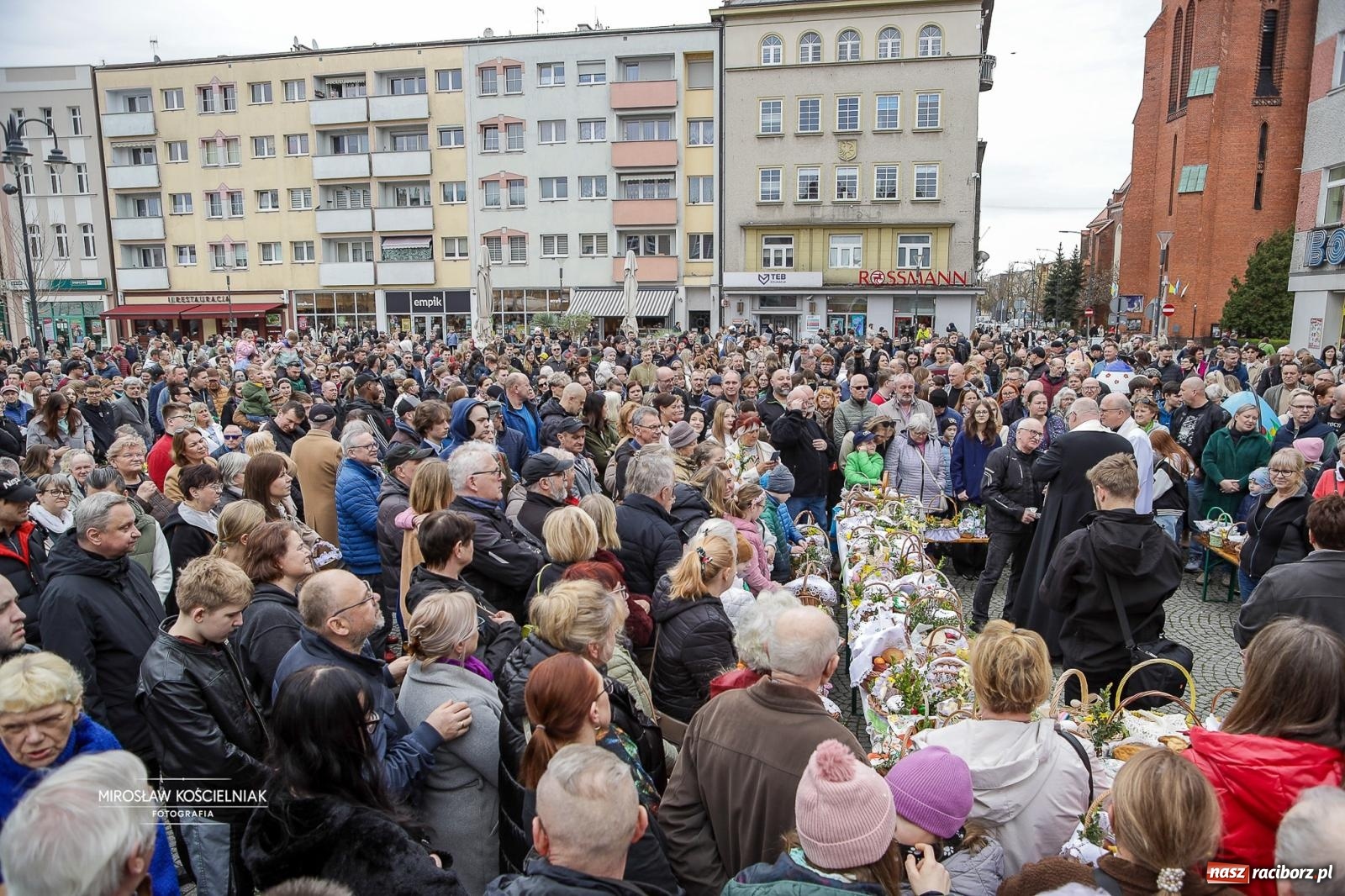 Zdjęcie w galerii na portalu naszraciborz.pl: Święcenie pokarmów wielkanocnych na raciborskim rynku [FOTO i WIDEO] wiadomości z regionu