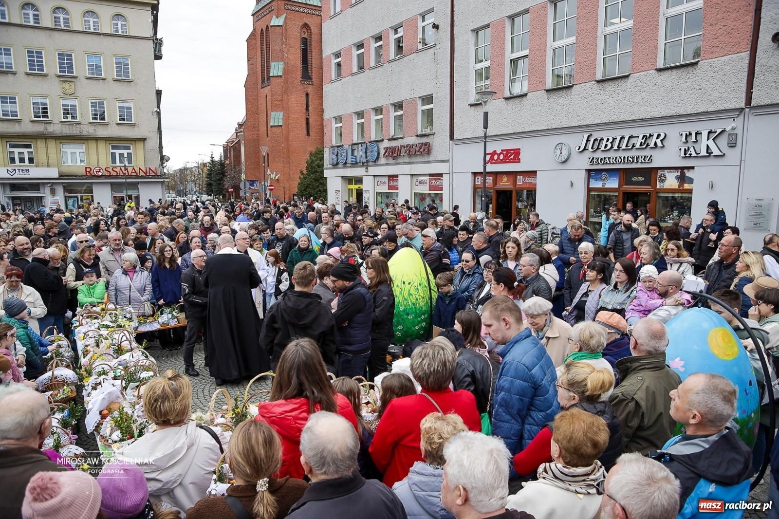 Zdjęcie w galerii na portalu naszraciborz.pl: Święcenie pokarmów wielkanocnych na raciborskim rynku [FOTO i WIDEO] wiadomości z regionu