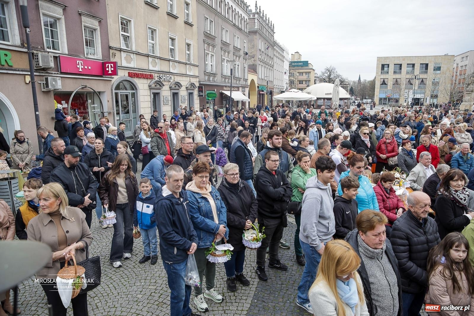 Zdjęcie w galerii na portalu naszraciborz.pl: Święcenie pokarmów wielkanocnych na raciborskim rynku [FOTO i WIDEO] wiadomości z regionu