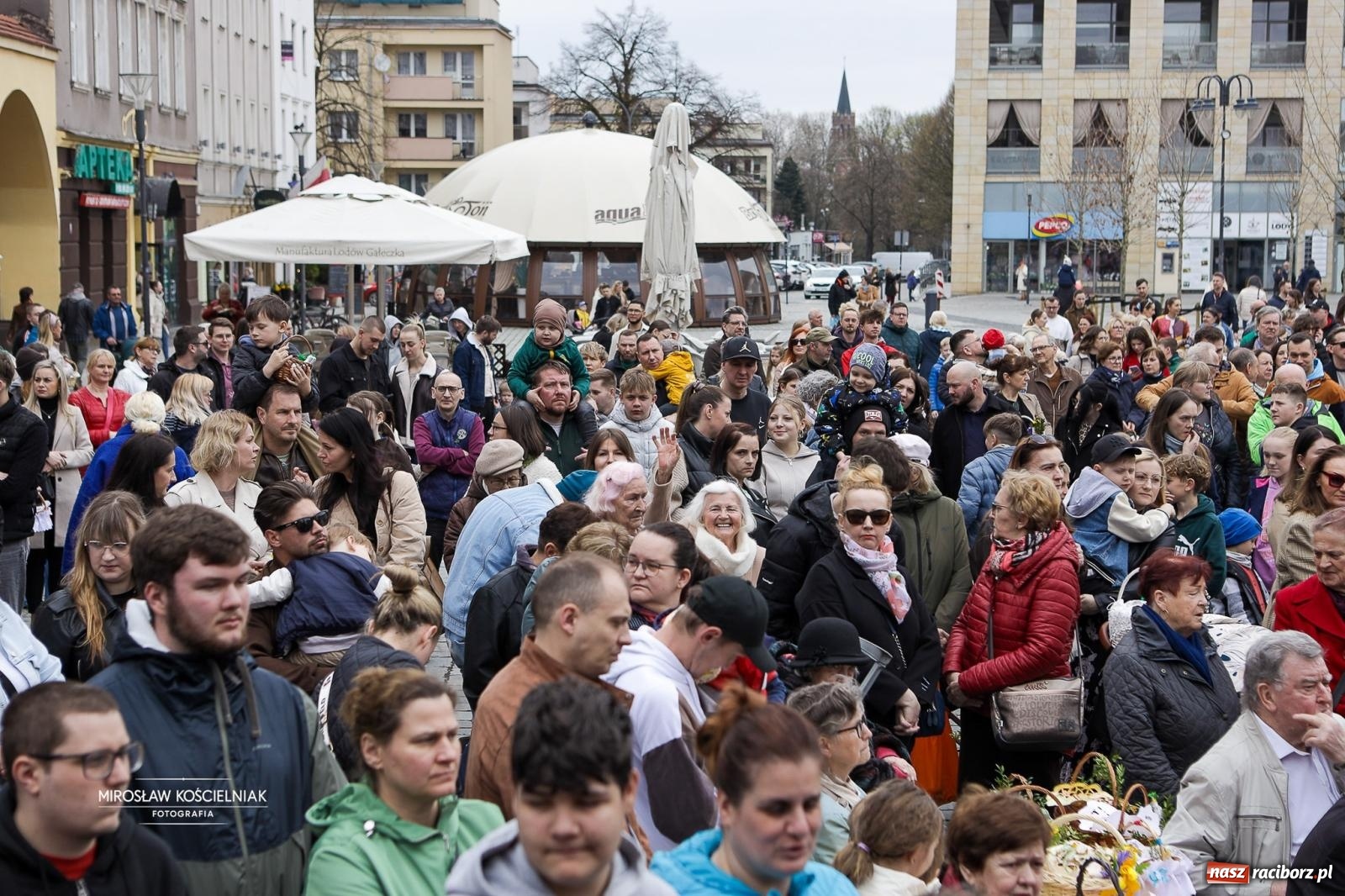Zdjęcie w galerii na portalu naszraciborz.pl: Święcenie pokarmów wielkanocnych na raciborskim rynku [FOTO i WIDEO] wiadomości z regionu