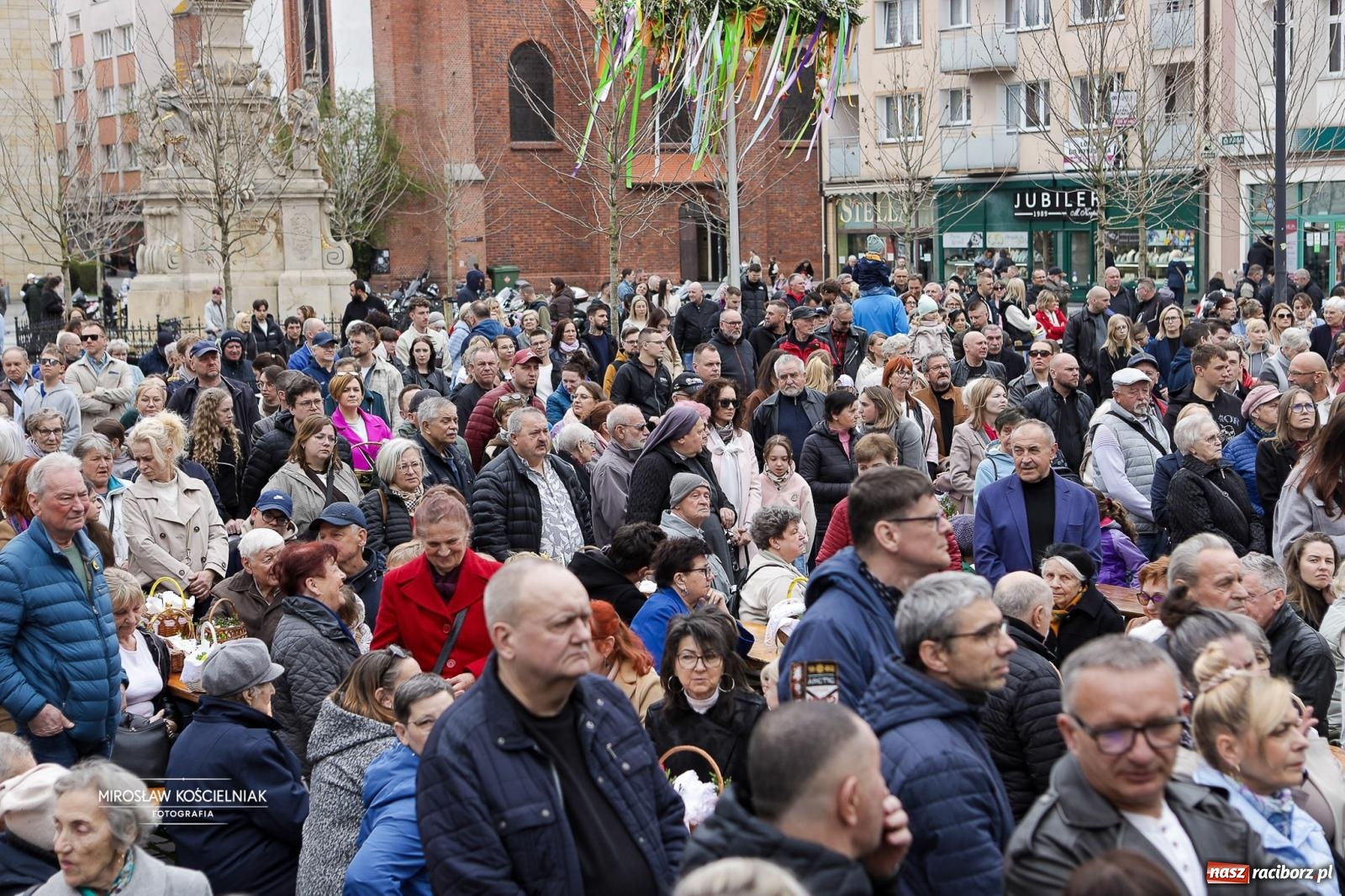 Zdjęcie w galerii na portalu naszraciborz.pl: Święcenie pokarmów wielkanocnych na raciborskim rynku [FOTO i WIDEO] wiadomości z regionu