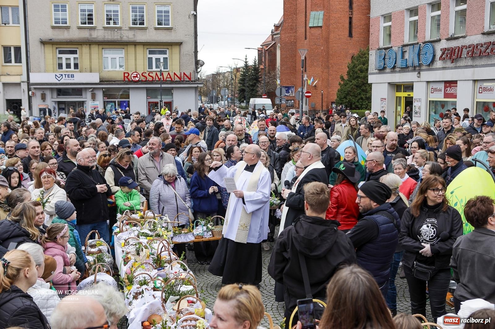Zdjęcie w galerii na portalu naszraciborz.pl: Święcenie pokarmów wielkanocnych na raciborskim rynku [FOTO i WIDEO] wiadomości z regionu