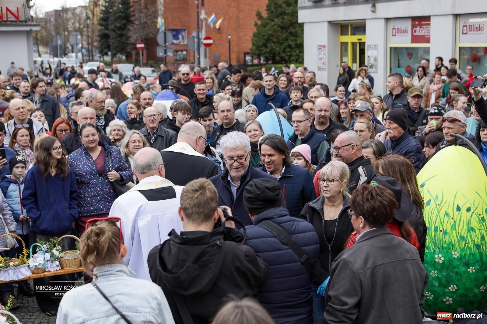 Zdjęcie w galerii na portalu naszraciborz.pl: Święcenie pokarmów wielkanocnych na raciborskim rynku [FOTO i WIDEO] wiadomości z regionu