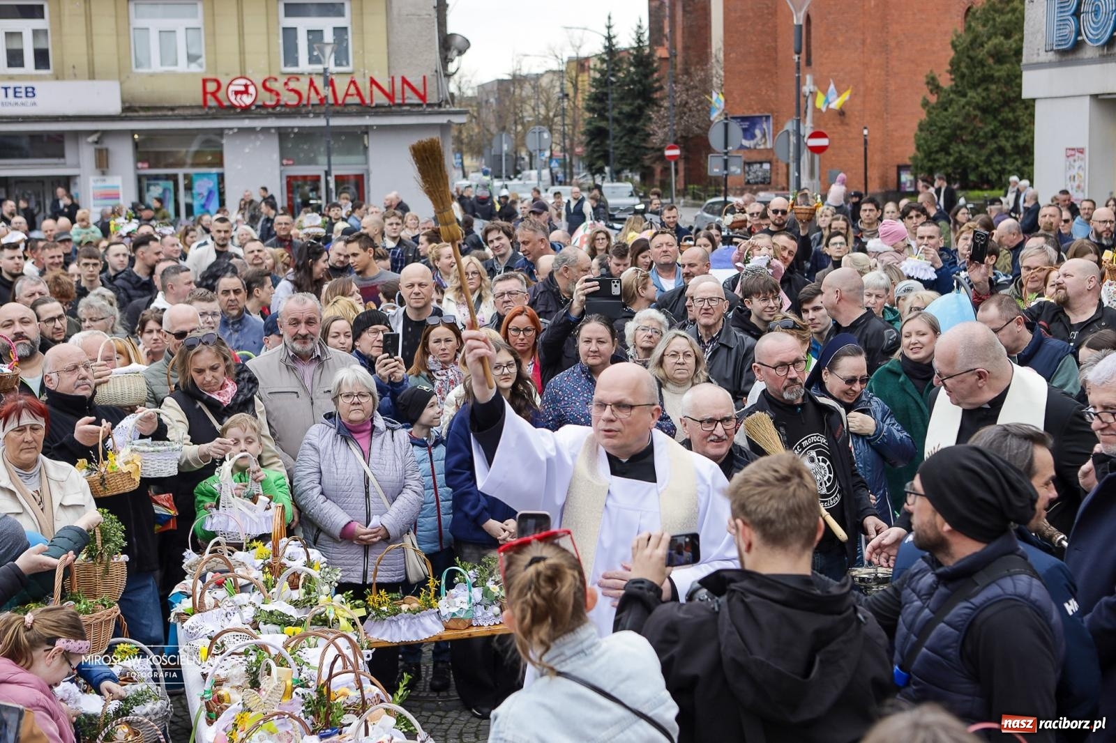 Zdjęcie w galerii na portalu naszraciborz.pl: Święcenie pokarmów wielkanocnych na raciborskim rynku [FOTO i WIDEO] wiadomości z regionu