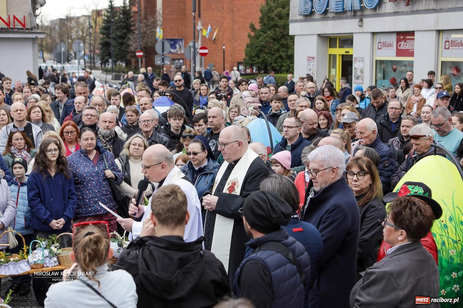 Zdjęcie w galerii na portalu naszraciborz.pl: Święcenie pokarmów wielkanocnych na raciborskim rynku [FOTO i WIDEO] wiadomości z regionu