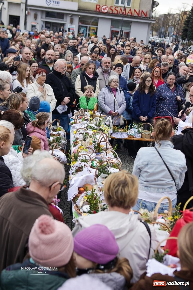 Zdjęcie w galerii na portalu naszraciborz.pl: Święcenie pokarmów wielkanocnych na raciborskim rynku [FOTO i WIDEO] wiadomości z regionu
