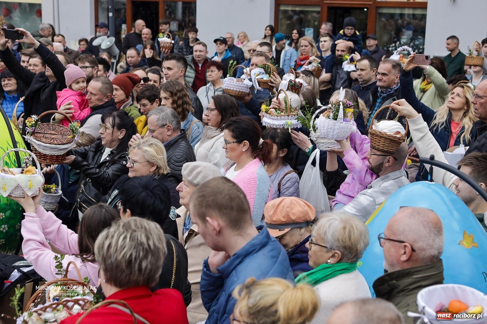 Zdjęcie w galerii na portalu naszraciborz.pl: Święcenie pokarmów wielkanocnych na raciborskim rynku [FOTO i WIDEO] wiadomości z regionu