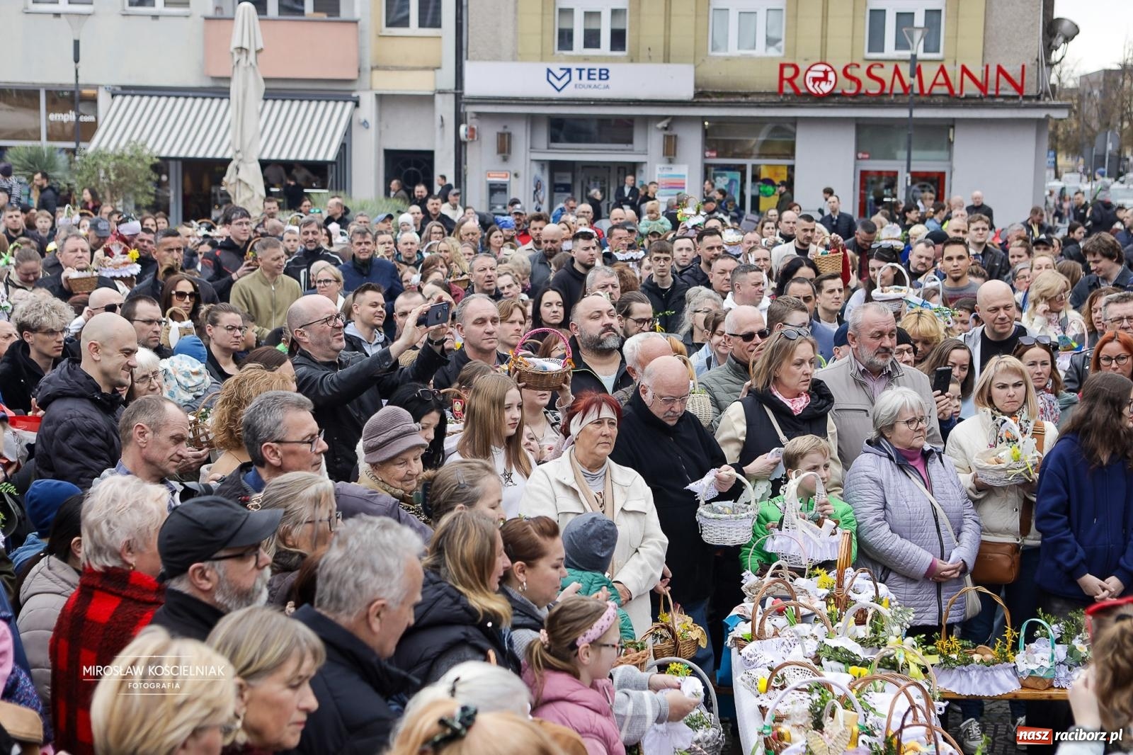 Zdjęcie w galerii na portalu naszraciborz.pl: Święcenie pokarmów wielkanocnych na raciborskim rynku [FOTO i WIDEO] wiadomości z regionu