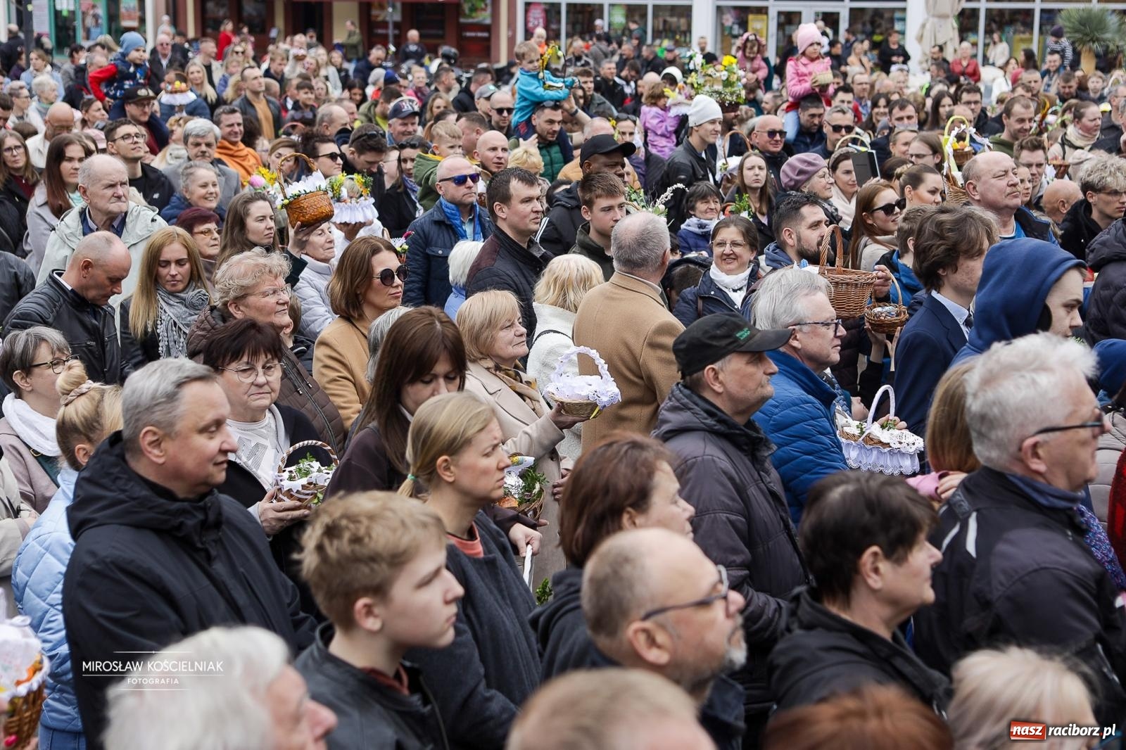 Zdjęcie w galerii na portalu naszraciborz.pl: Święcenie pokarmów wielkanocnych na raciborskim rynku [FOTO i WIDEO] wiadomości z regionu
