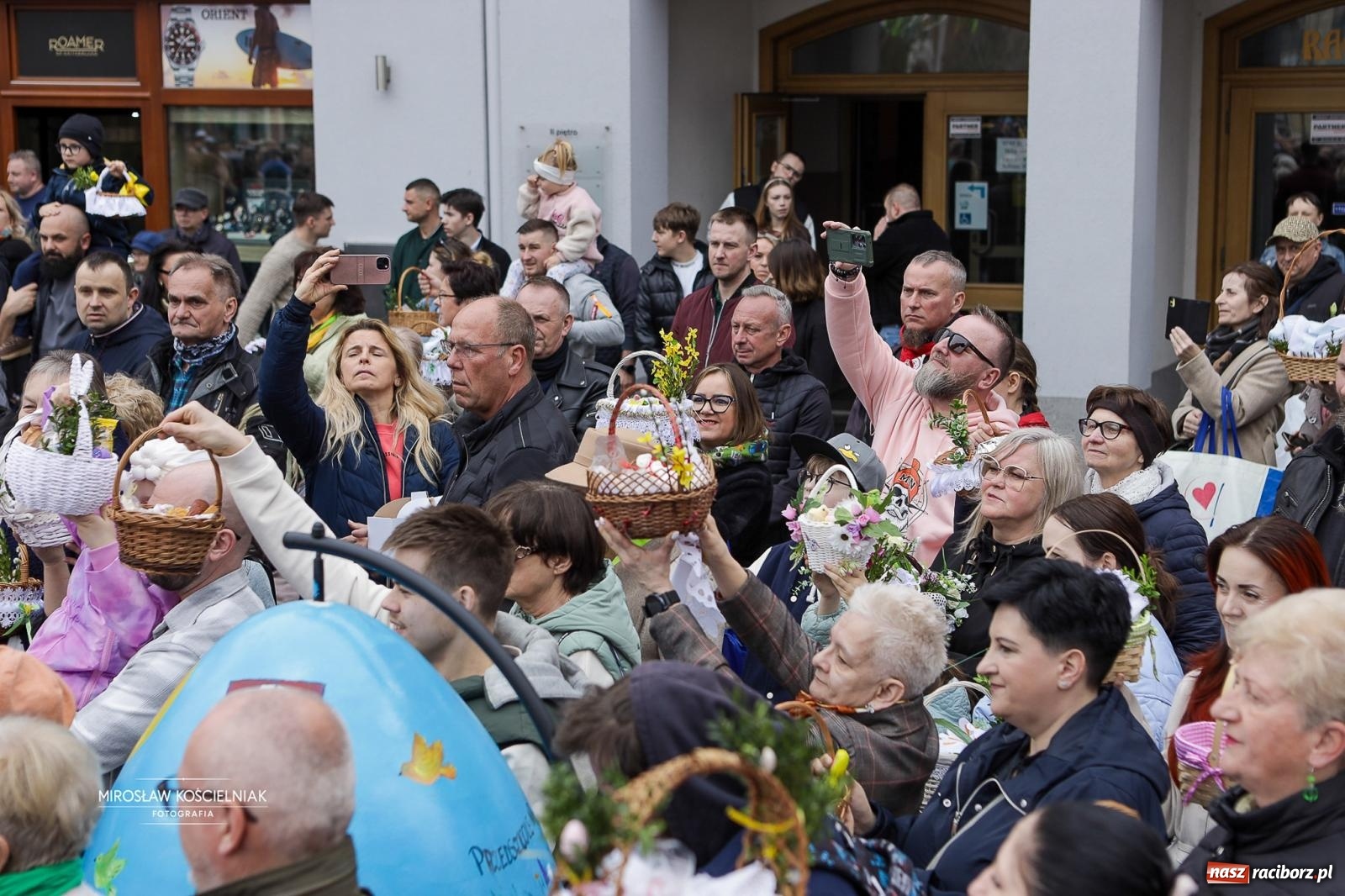 Zdjęcie w galerii na portalu naszraciborz.pl: Święcenie pokarmów wielkanocnych na raciborskim rynku [FOTO i WIDEO] wiadomości z regionu