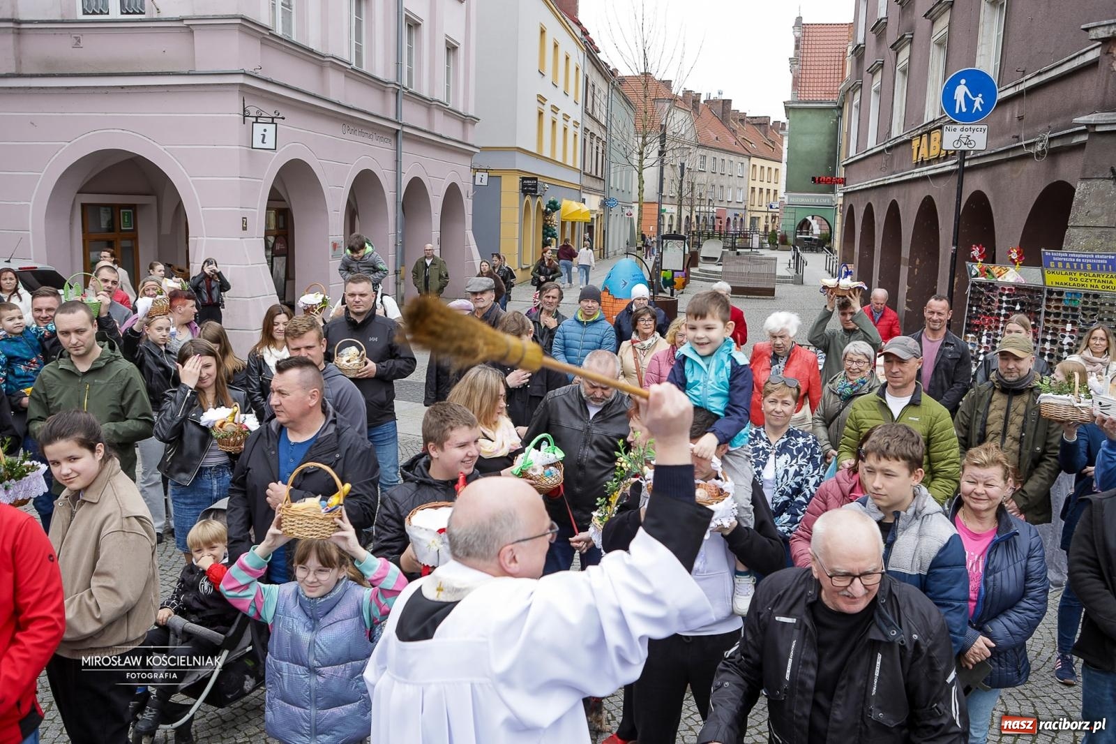 Zdjęcie w galerii na portalu naszraciborz.pl: Święcenie pokarmów wielkanocnych na raciborskim rynku [FOTO i WIDEO] wiadomości z regionu