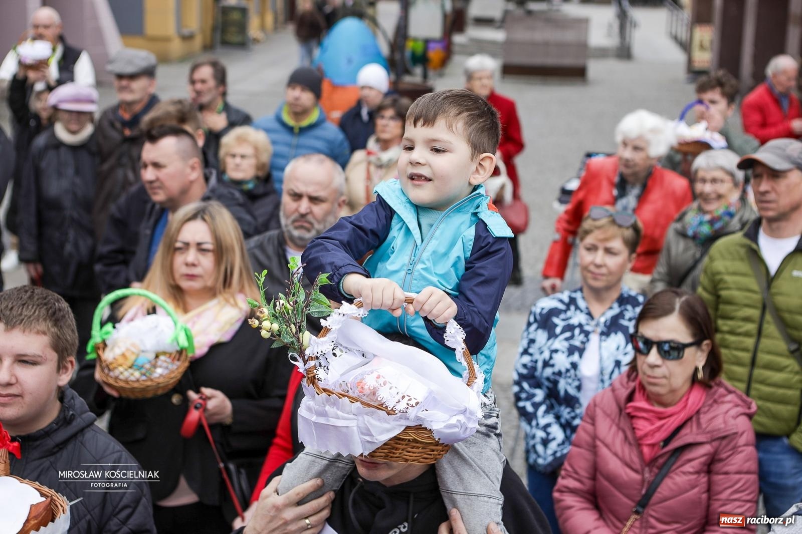 Zdjęcie w galerii na portalu naszraciborz.pl: Święcenie pokarmów wielkanocnych na raciborskim rynku [FOTO i WIDEO] wiadomości z regionu
