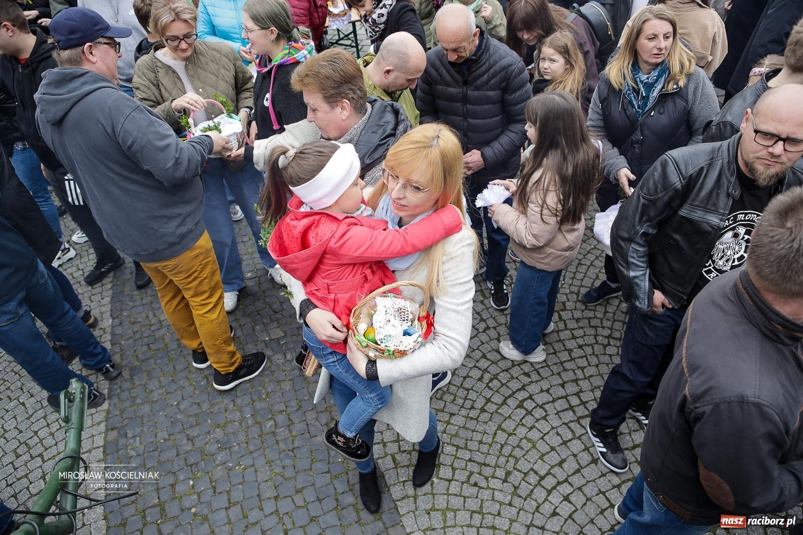 Zdjęcie w galerii na portalu naszraciborz.pl: Święcenie pokarmów wielkanocnych na raciborskim rynku [FOTO i WIDEO] wiadomości z regionu