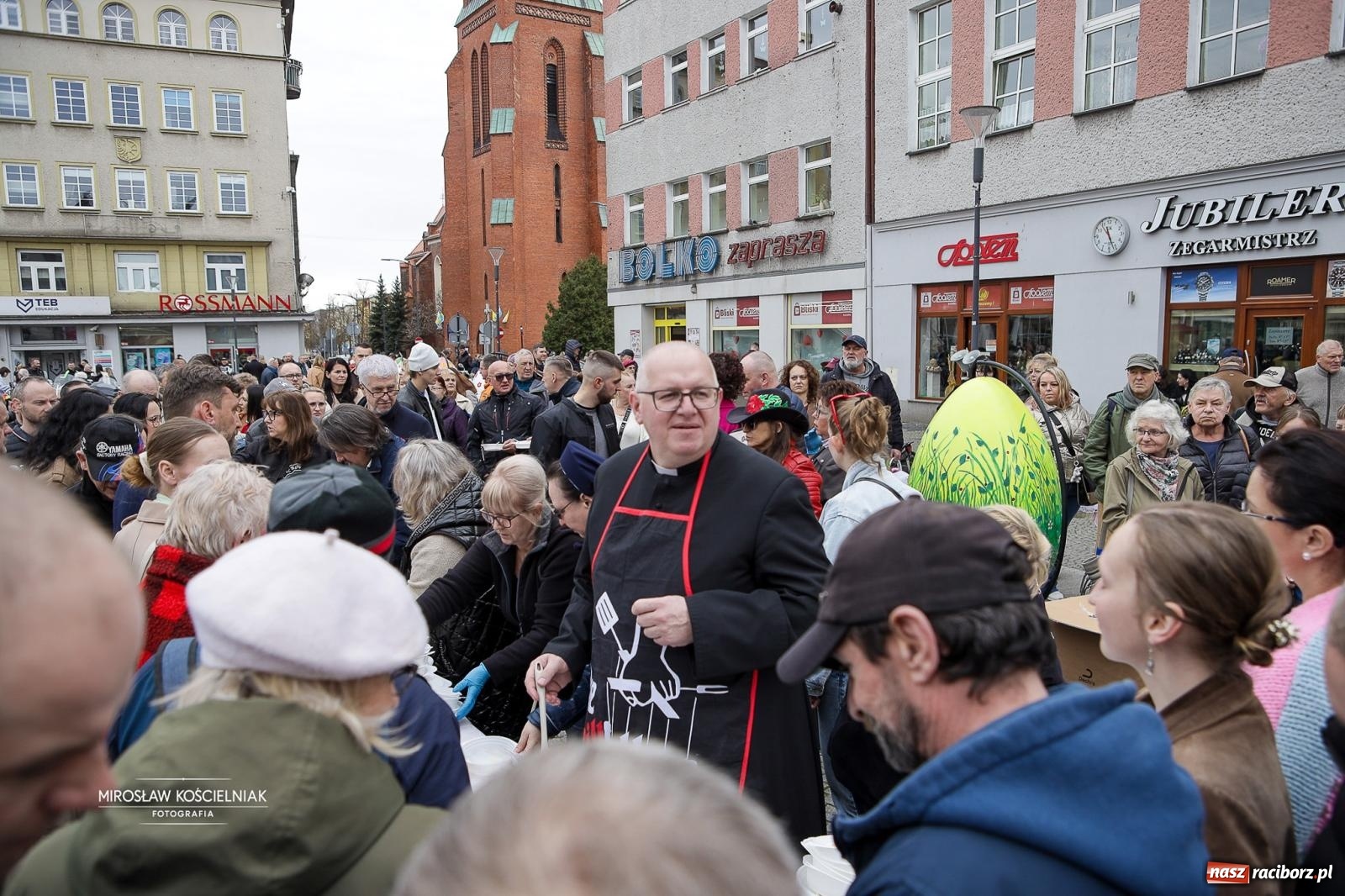 Zdjęcie w galerii na portalu naszraciborz.pl: Święcenie pokarmów wielkanocnych na raciborskim rynku [FOTO i WIDEO] wiadomości z regionu