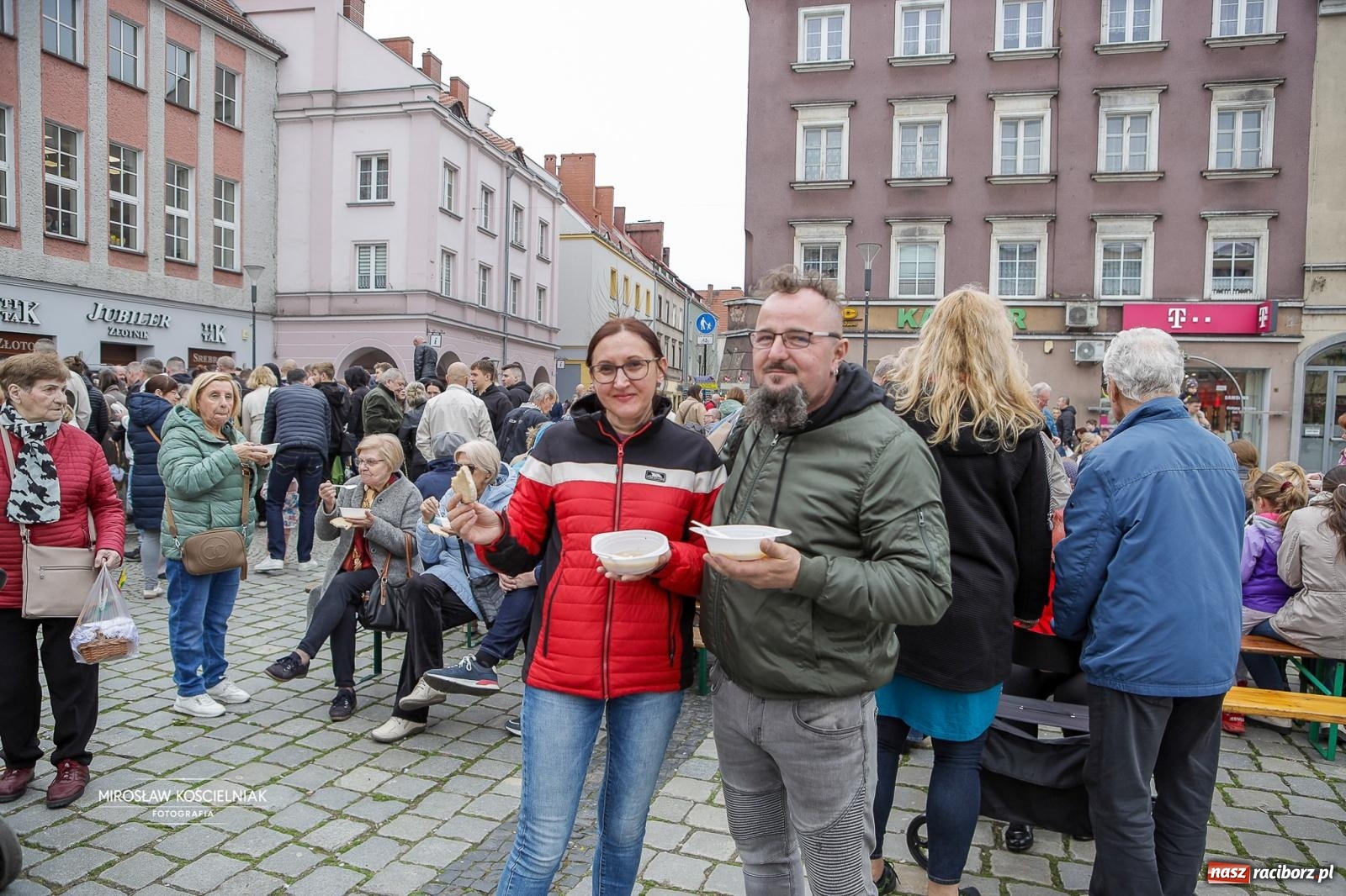 Zdjęcie w galerii na portalu naszraciborz.pl: Święcenie pokarmów wielkanocnych na raciborskim rynku [FOTO i WIDEO] wiadomości z regionu