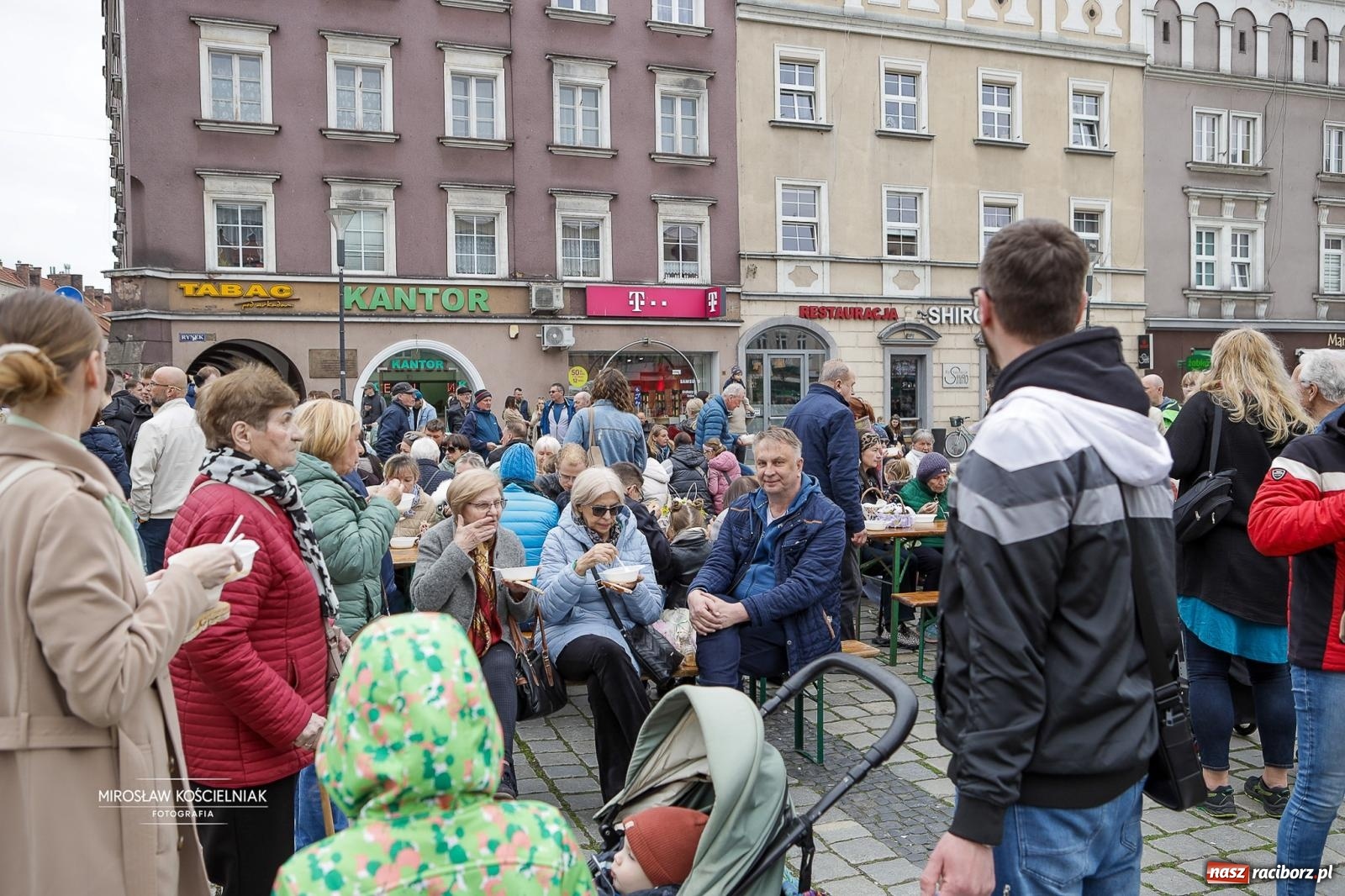 Zdjęcie w galerii na portalu naszraciborz.pl: Święcenie pokarmów wielkanocnych na raciborskim rynku [FOTO i WIDEO] wiadomości z regionu