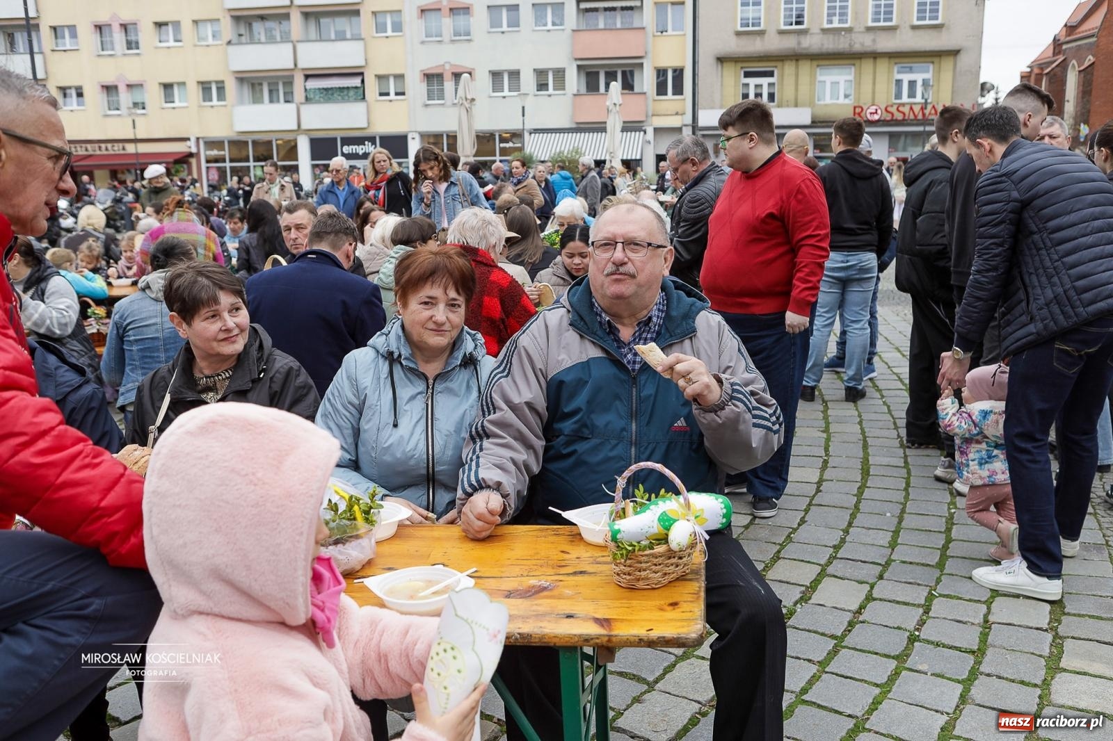 Zdjęcie w galerii na portalu naszraciborz.pl: Święcenie pokarmów wielkanocnych na raciborskim rynku [FOTO i WIDEO] wiadomości z regionu