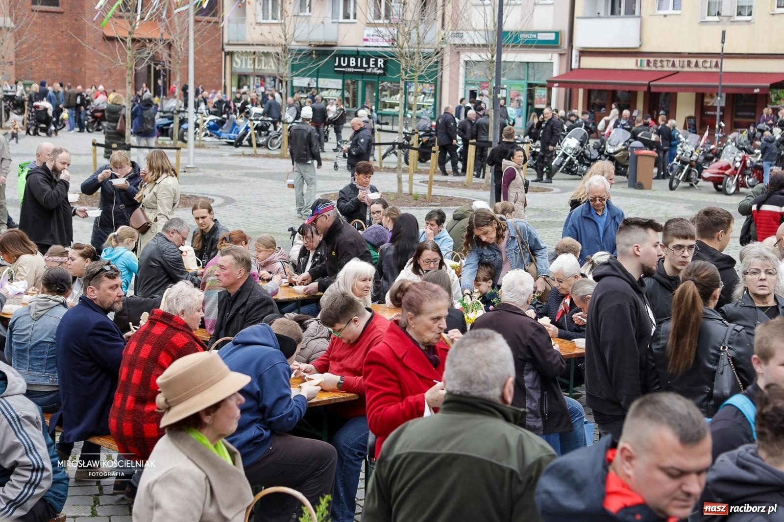 Zdjęcie w galerii na portalu naszraciborz.pl: Święcenie pokarmów wielkanocnych na raciborskim rynku [FOTO i WIDEO] wiadomości z regionu