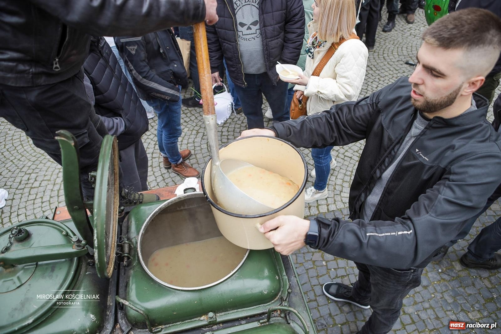 Zdjęcie w galerii na portalu naszraciborz.pl: Święcenie pokarmów wielkanocnych na raciborskim rynku [FOTO i WIDEO] wiadomości z regionu