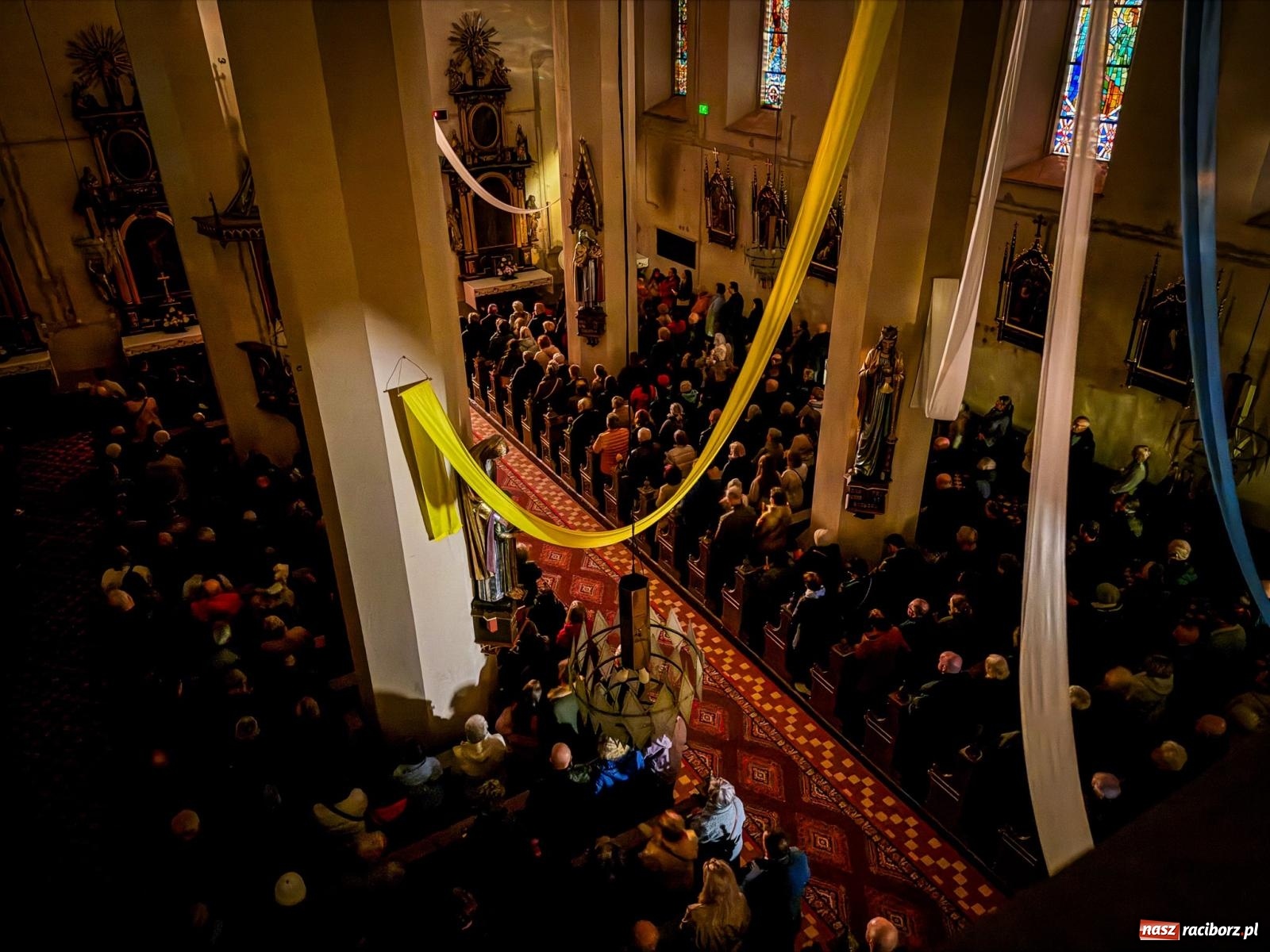Zdjęcie w galerii na portalu naszraciborz.pl: Do Niego należy czas i wieczność. Wigilia Paschalna w najstarszej raciborskiej świątyni wiadomości z regionu