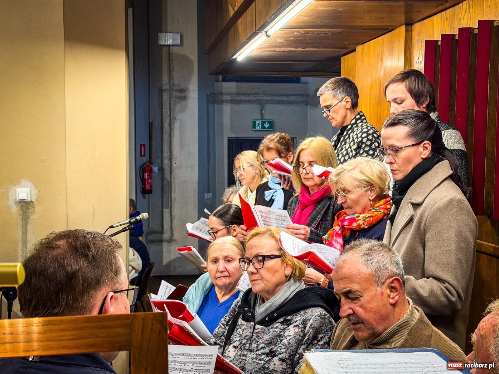 Zdjęcie w galerii na portalu naszraciborz.pl: Do Niego należy czas i wieczność. Wigilia Paschalna w najstarszej raciborskiej świątyni wiadomości z regionu