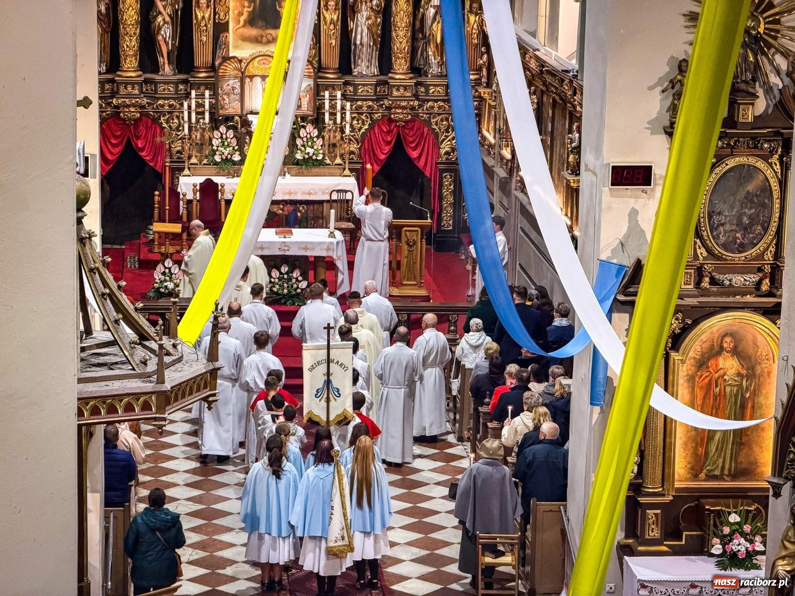 Zdjęcie w galerii na portalu naszraciborz.pl: Do Niego należy czas i wieczność. Wigilia Paschalna w najstarszej raciborskiej świątyni wiadomości z regionu