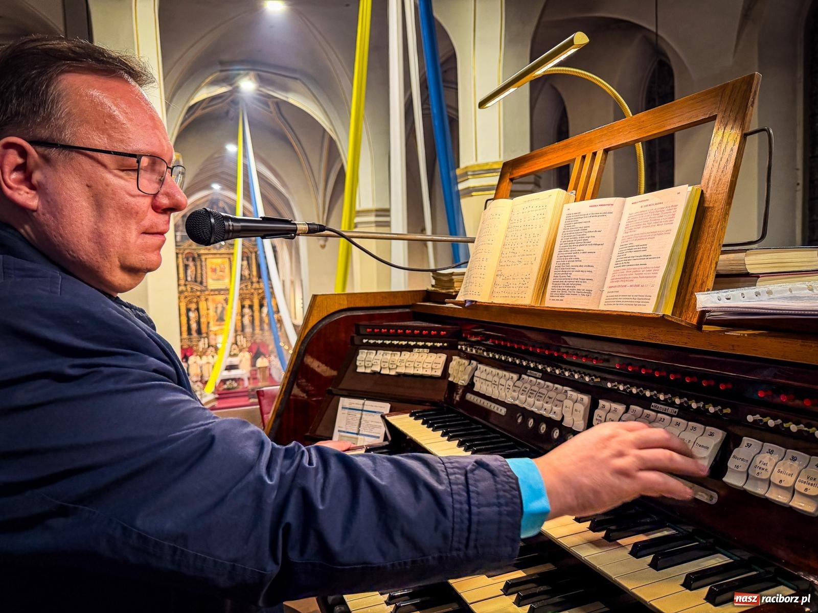 Zdjęcie w galerii na portalu naszraciborz.pl: Do Niego należy czas i wieczność. Wigilia Paschalna w najstarszej raciborskiej świątyni wiadomości z regionu