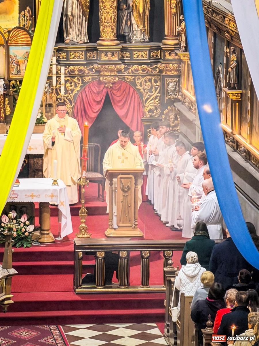 Zdjęcie w galerii na portalu naszraciborz.pl: Do Niego należy czas i wieczność. Wigilia Paschalna w najstarszej raciborskiej świątyni wiadomości z regionu