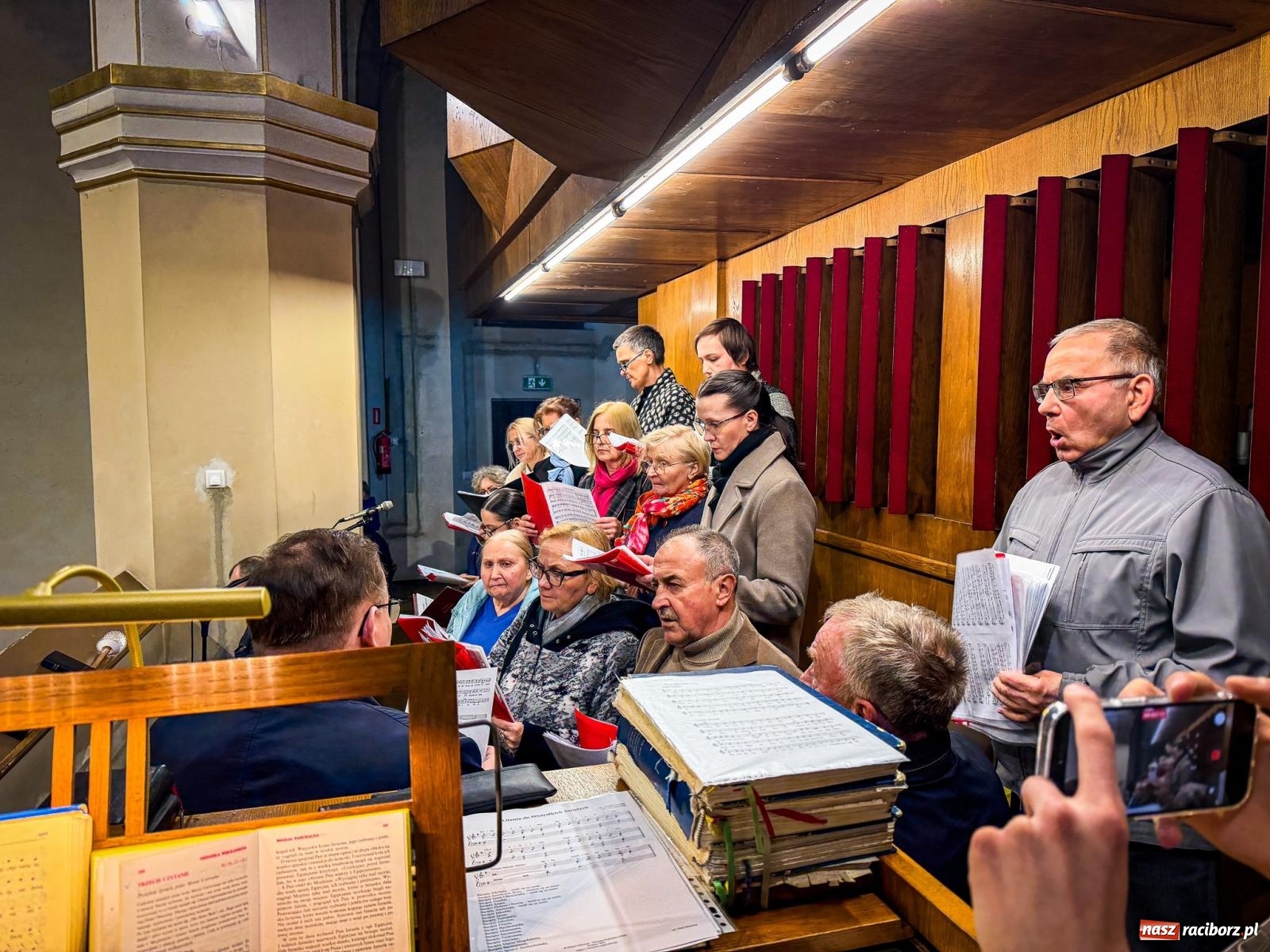 Zdjęcie w galerii na portalu naszraciborz.pl: Do Niego należy czas i wieczność. Wigilia Paschalna w najstarszej raciborskiej świątyni wiadomości z regionu