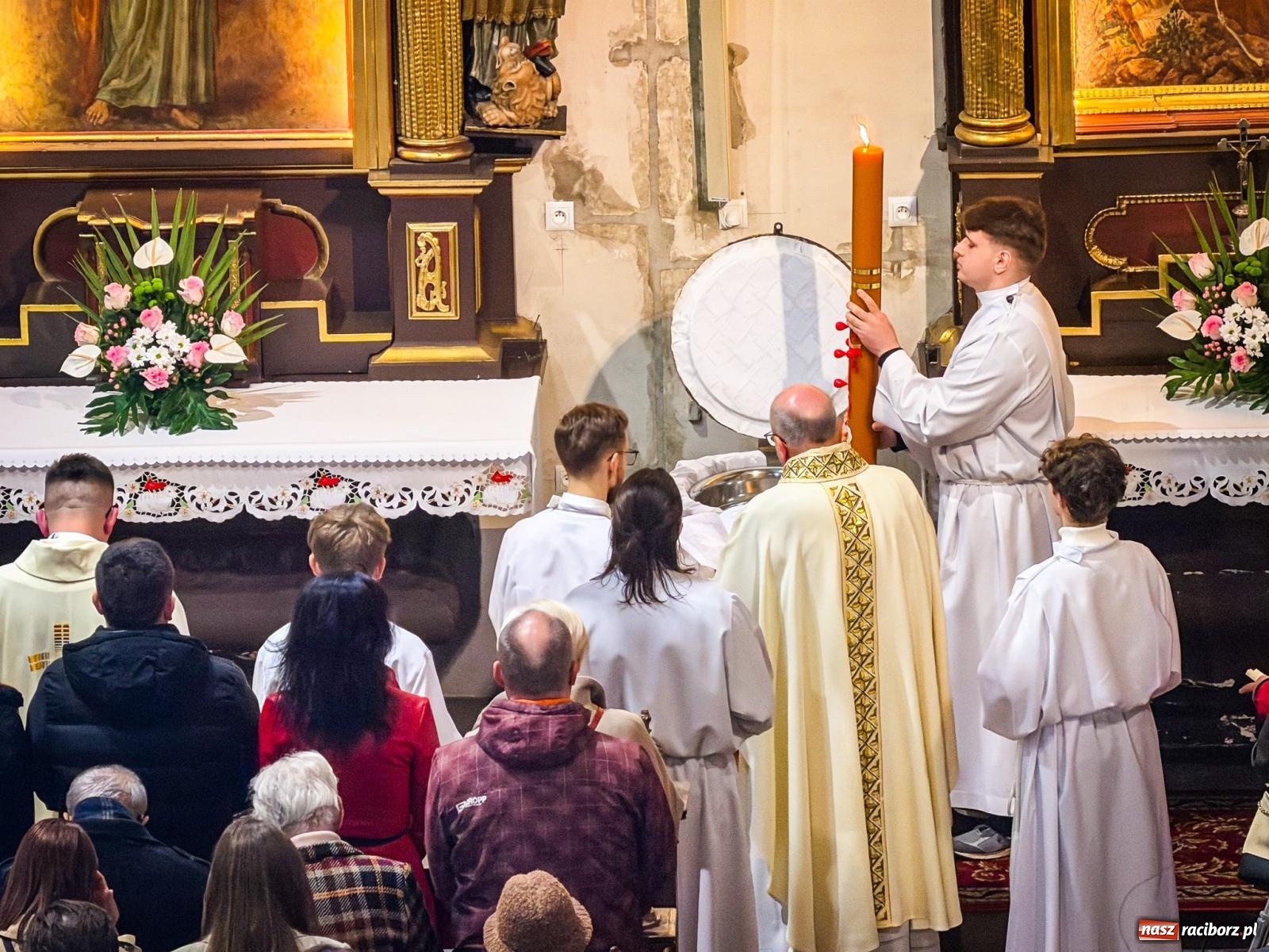 Zdjęcie w galerii na portalu naszraciborz.pl: Do Niego należy czas i wieczność. Wigilia Paschalna w najstarszej raciborskiej świątyni wiadomości z regionu