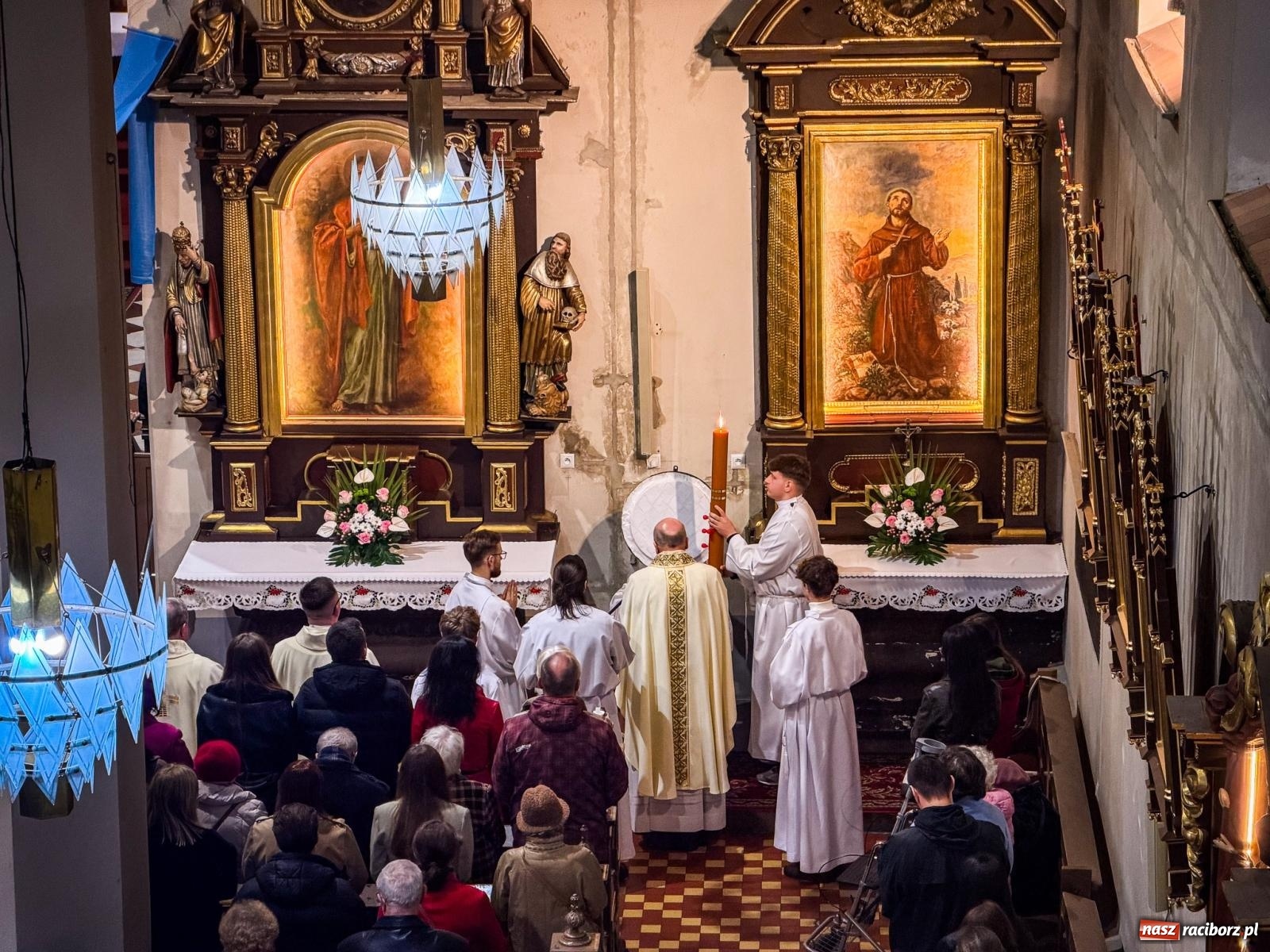 Zdjęcie w galerii na portalu naszraciborz.pl: Do Niego należy czas i wieczność. Wigilia Paschalna w najstarszej raciborskiej świątyni wiadomości z regionu