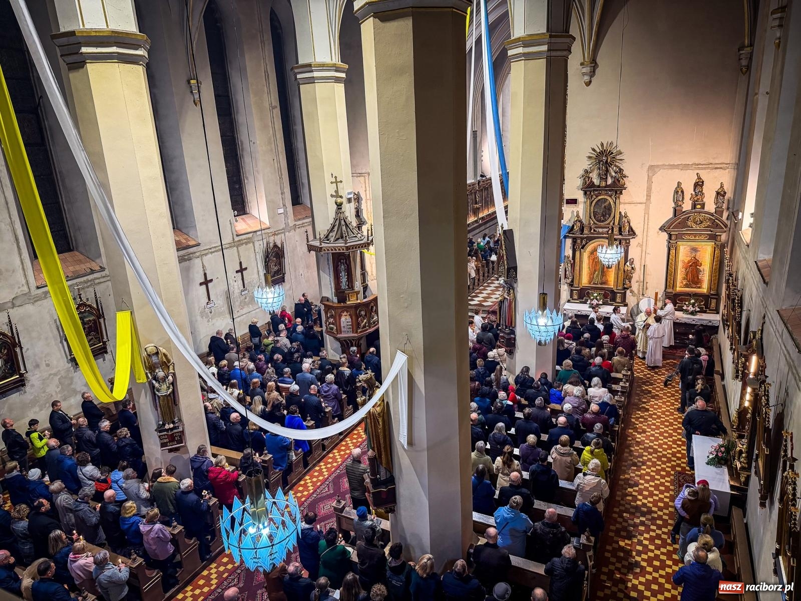 Zdjęcie w galerii na portalu naszraciborz.pl: Do Niego należy czas i wieczność. Wigilia Paschalna w najstarszej raciborskiej świątyni wiadomości z regionu
