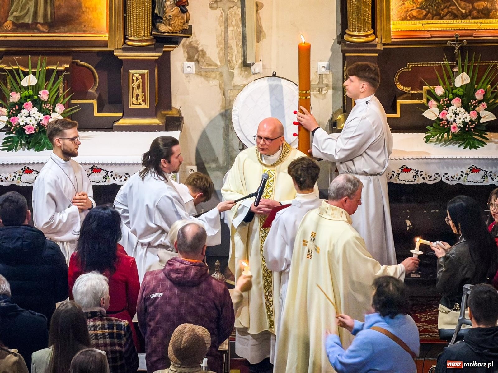 Zdjęcie w galerii na portalu naszraciborz.pl: Do Niego należy czas i wieczność. Wigilia Paschalna w najstarszej raciborskiej świątyni wiadomości z regionu