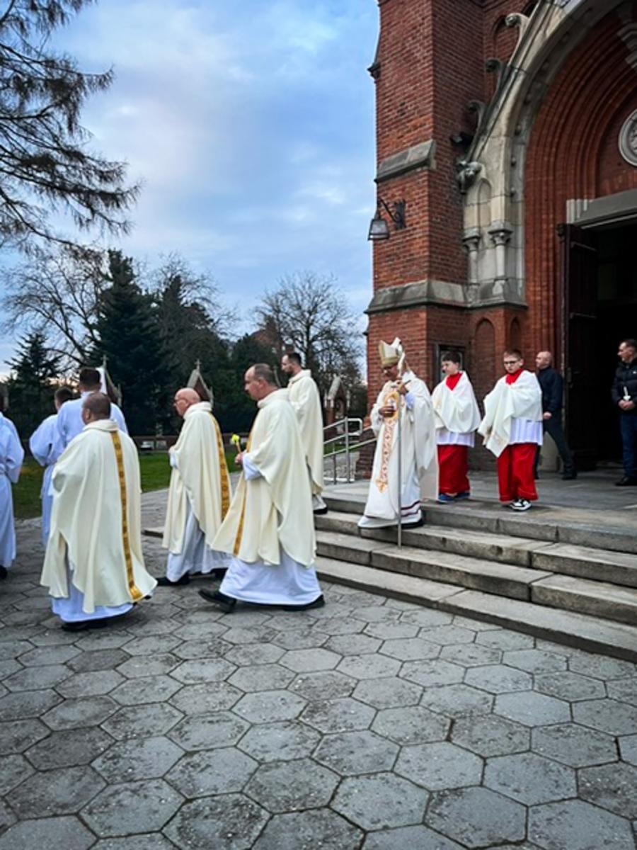Zdjęcie w galerii na portalu naszraciborz.pl: Czas, wieczność i odnowienie u źródła. Wigilia Paschalna u św. Jana Chrzciciela w Raciborzu-Ostrogu z biskupem wiadomości z regionu