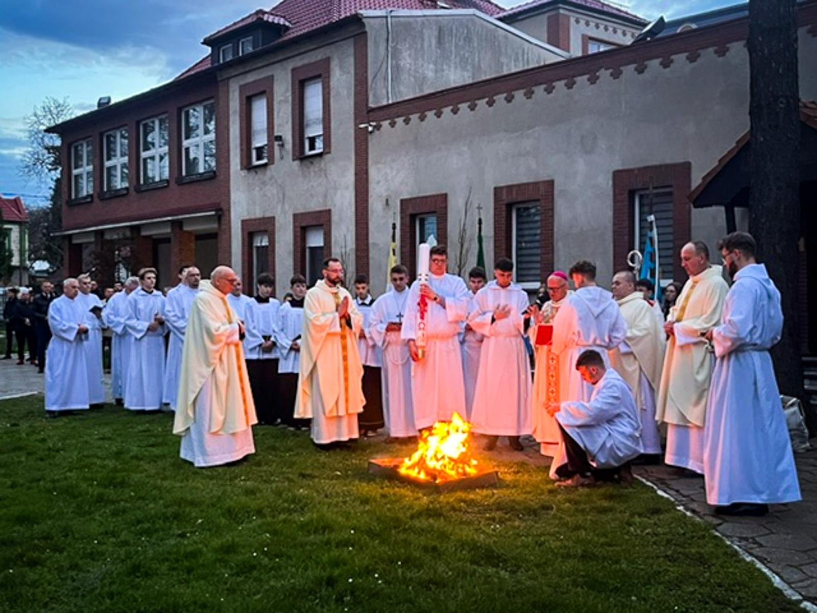 Zdjęcie w galerii na portalu naszraciborz.pl: Czas, wieczność i odnowienie u źródła. Wigilia Paschalna u św. Jana Chrzciciela w Raciborzu-Ostrogu z biskupem wiadomości z regionu