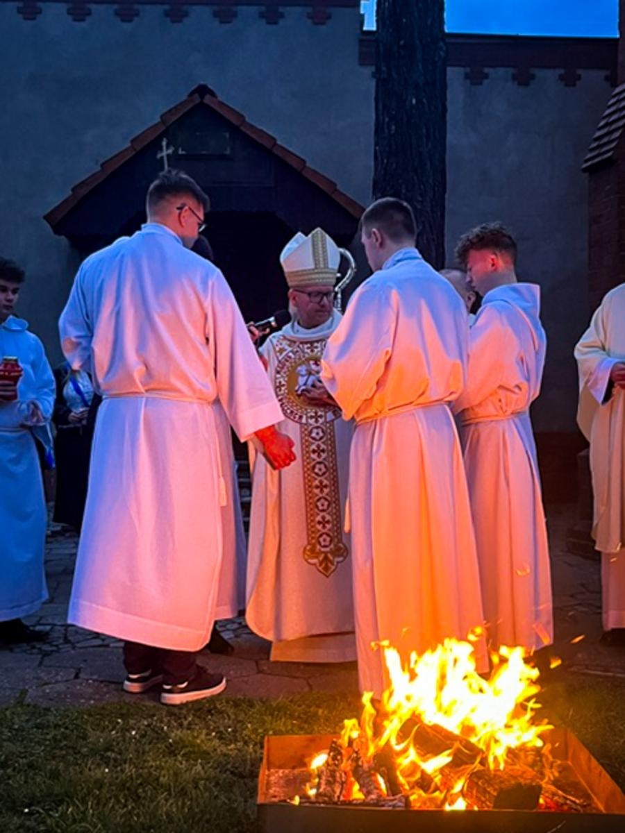 Zdjęcie w galerii na portalu naszraciborz.pl: Czas, wieczność i odnowienie u źródła. Wigilia Paschalna u św. Jana Chrzciciela w Raciborzu-Ostrogu z biskupem wiadomości z regionu