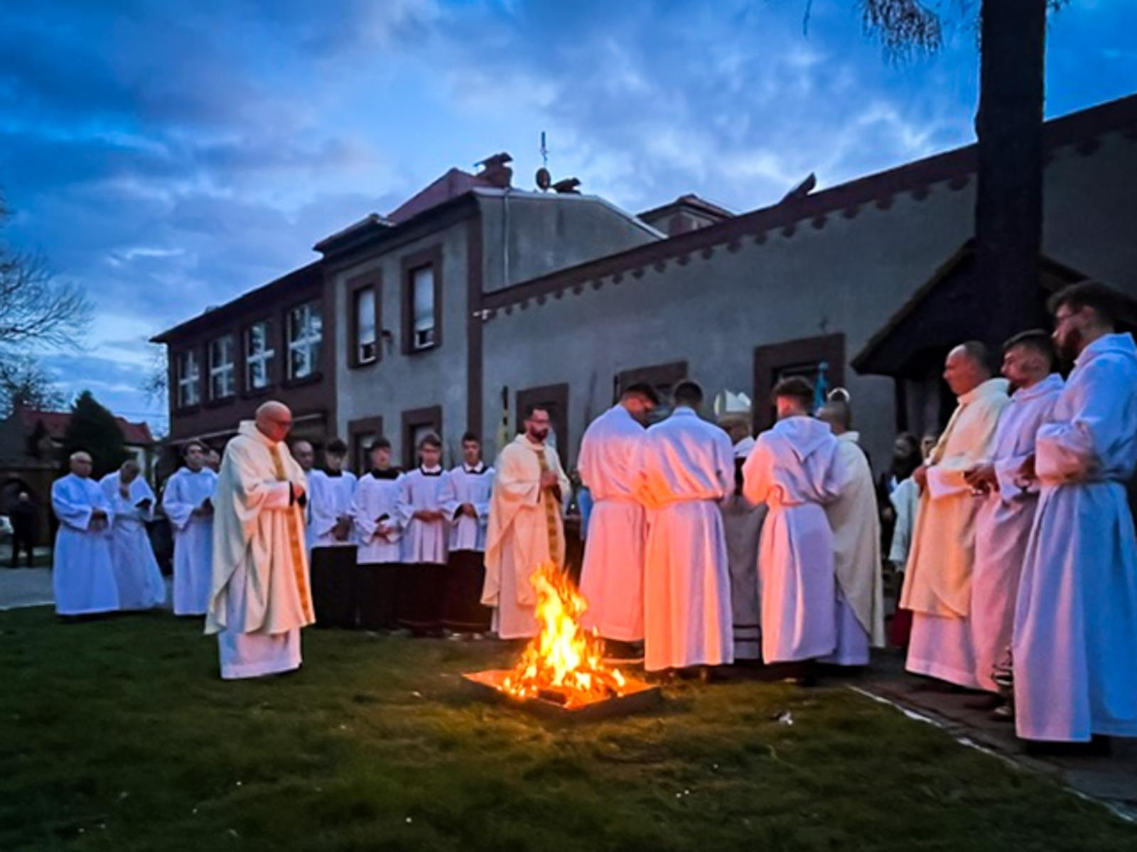 Zdjęcie w galerii na portalu naszraciborz.pl: Czas, wieczność i odnowienie u źródła. Wigilia Paschalna u św. Jana Chrzciciela w Raciborzu-Ostrogu z biskupem wiadomości z regionu