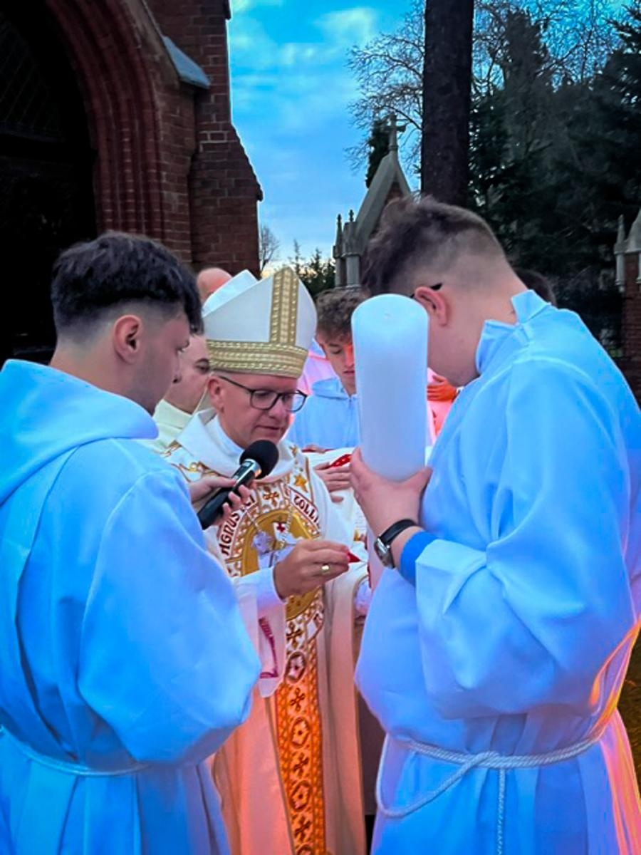 Zdjęcie w galerii na portalu naszraciborz.pl: Czas, wieczność i odnowienie u źródła. Wigilia Paschalna u św. Jana Chrzciciela w Raciborzu-Ostrogu z biskupem wiadomości z regionu