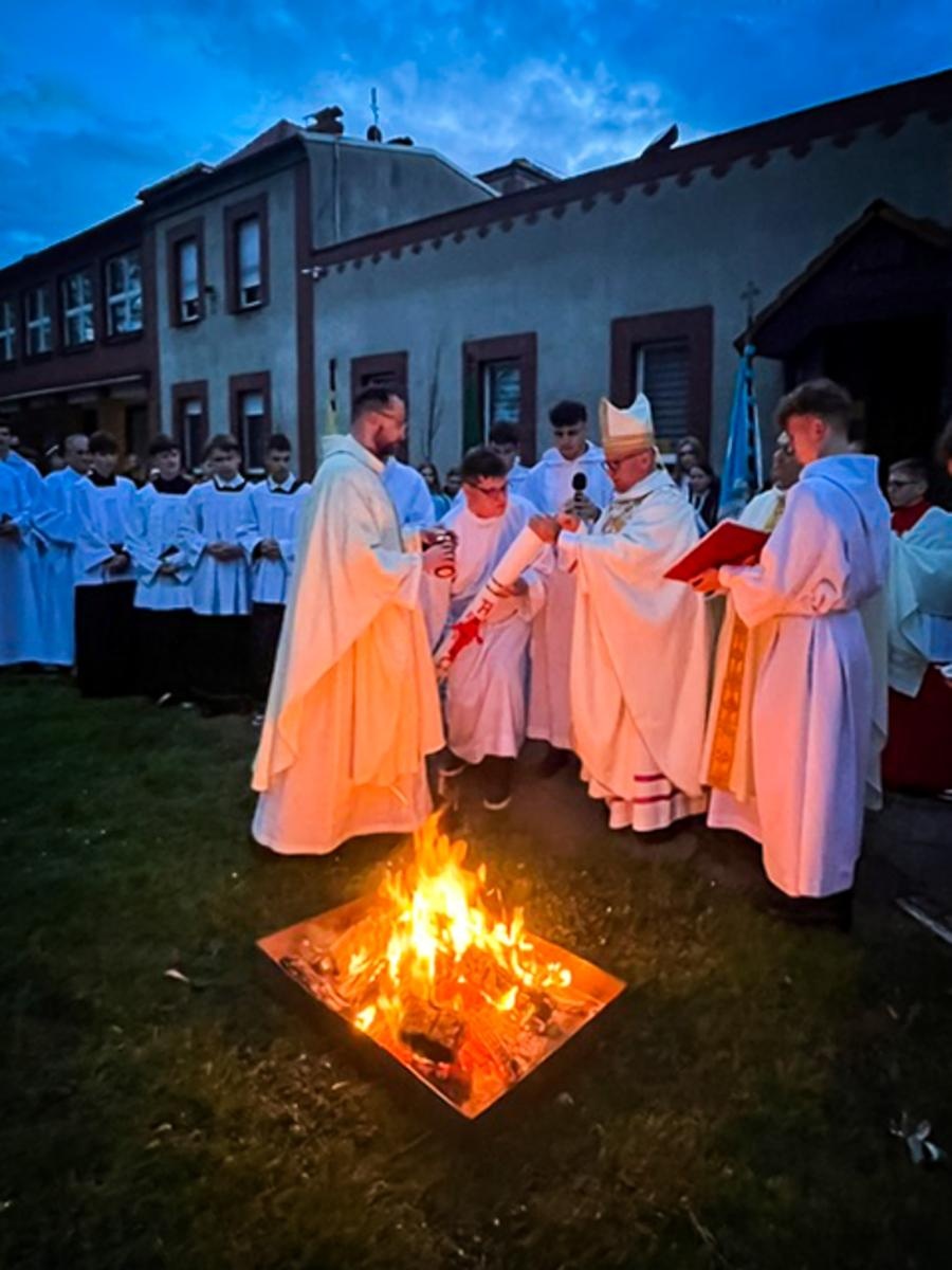 Zdjęcie w galerii na portalu naszraciborz.pl: Czas, wieczność i odnowienie u źródła. Wigilia Paschalna u św. Jana Chrzciciela w Raciborzu-Ostrogu z biskupem wiadomości z regionu