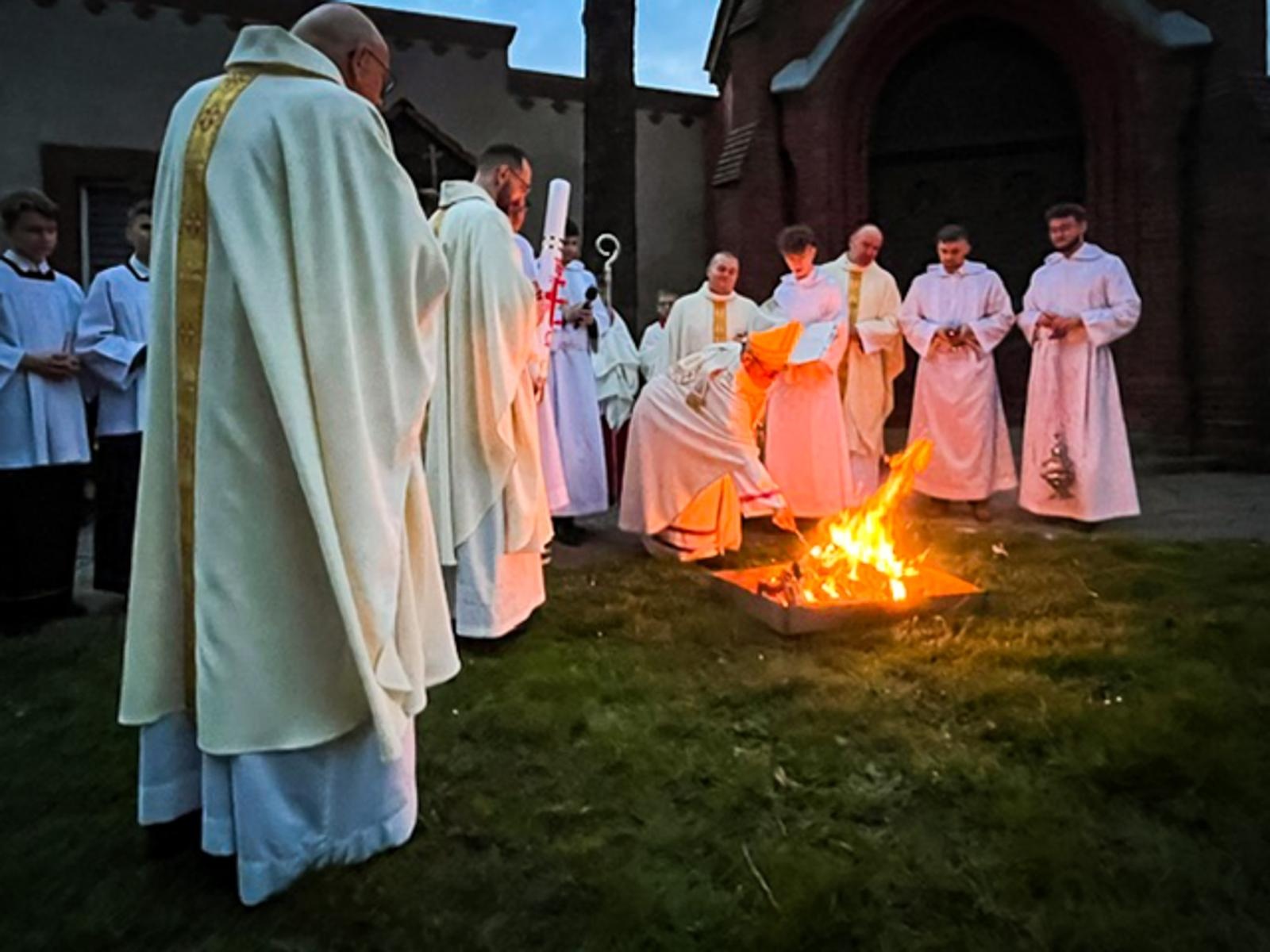 Zdjęcie w galerii na portalu naszraciborz.pl: Czas, wieczność i odnowienie u źródła. Wigilia Paschalna u św. Jana Chrzciciela w Raciborzu-Ostrogu z biskupem wiadomości z regionu