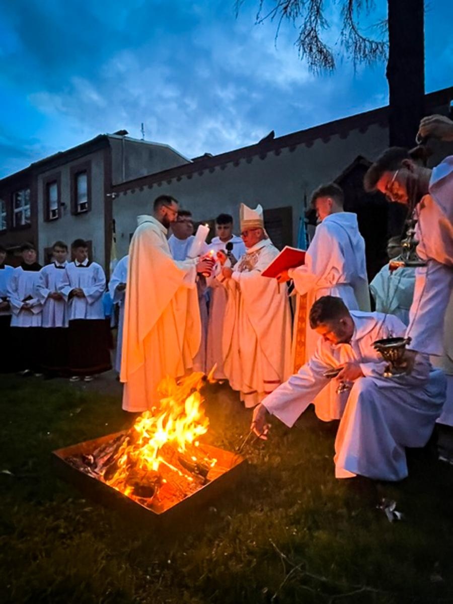 Zdjęcie w galerii na portalu naszraciborz.pl: Czas, wieczność i odnowienie u źródła. Wigilia Paschalna u św. Jana Chrzciciela w Raciborzu-Ostrogu z biskupem wiadomości z regionu