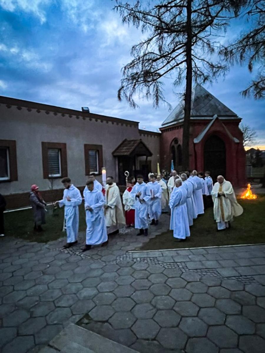 Zdjęcie w galerii na portalu naszraciborz.pl: Czas, wieczność i odnowienie u źródła. Wigilia Paschalna u św. Jana Chrzciciela w Raciborzu-Ostrogu z biskupem wiadomości z regionu
